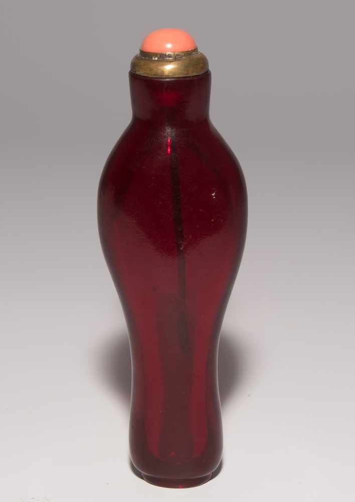 7 Snuff BottlesChina. Transparentes bis opakes Glas in verschiedenen Rottönen. H 5–10,5 cm. - Image 16 of 22