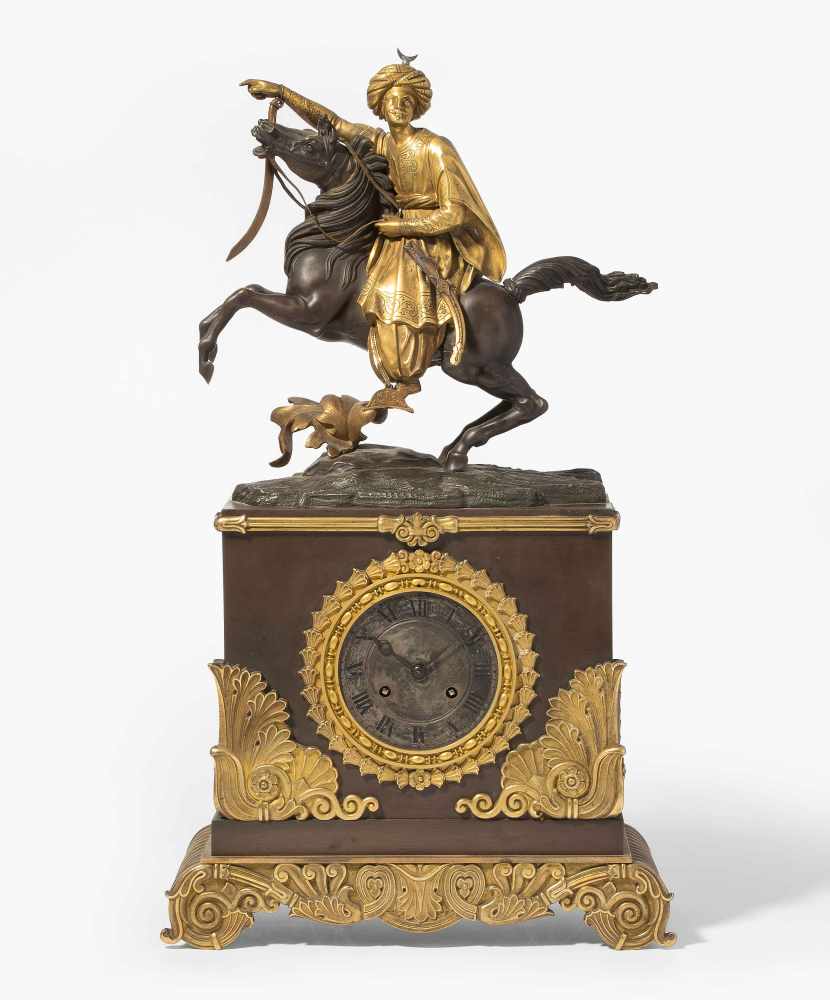 KaminuhrFrankreich, 19.Jh. Bronziertes, mit Bronzeappliken verziertes Blechgehäuse. Osmanischer