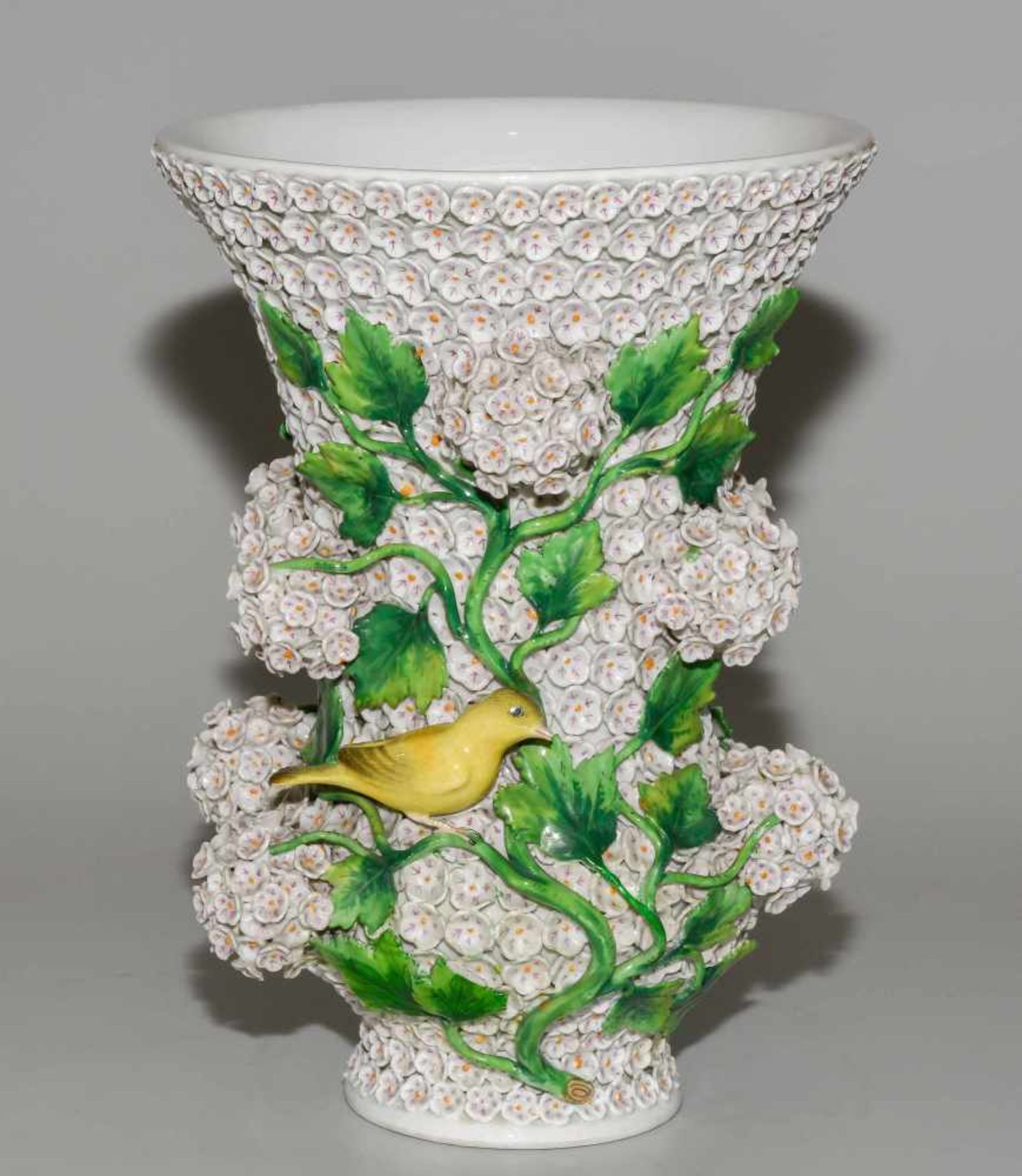Schneeballvase, MeissenUm 1900. Porzellan, aufgelegter Blütendekor, zwei Vögel. Farbige Bemalung. - Image 6 of 12