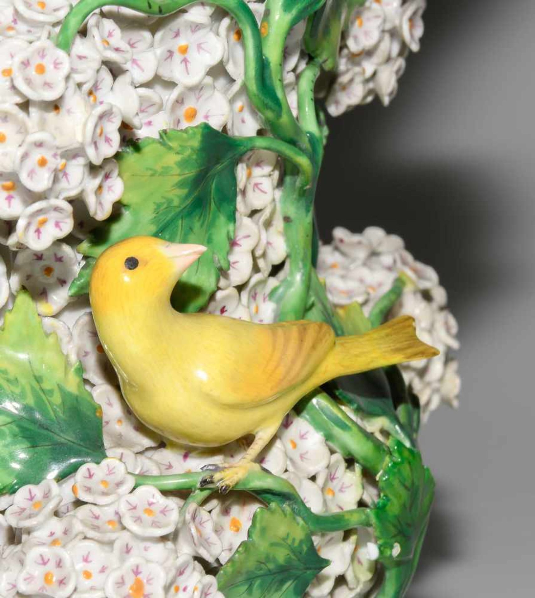 Schneeballvase, MeissenUm 1900. Porzellan, aufgelegter Blütendekor, zwei Vögel. Farbige Bemalung. - Image 8 of 12