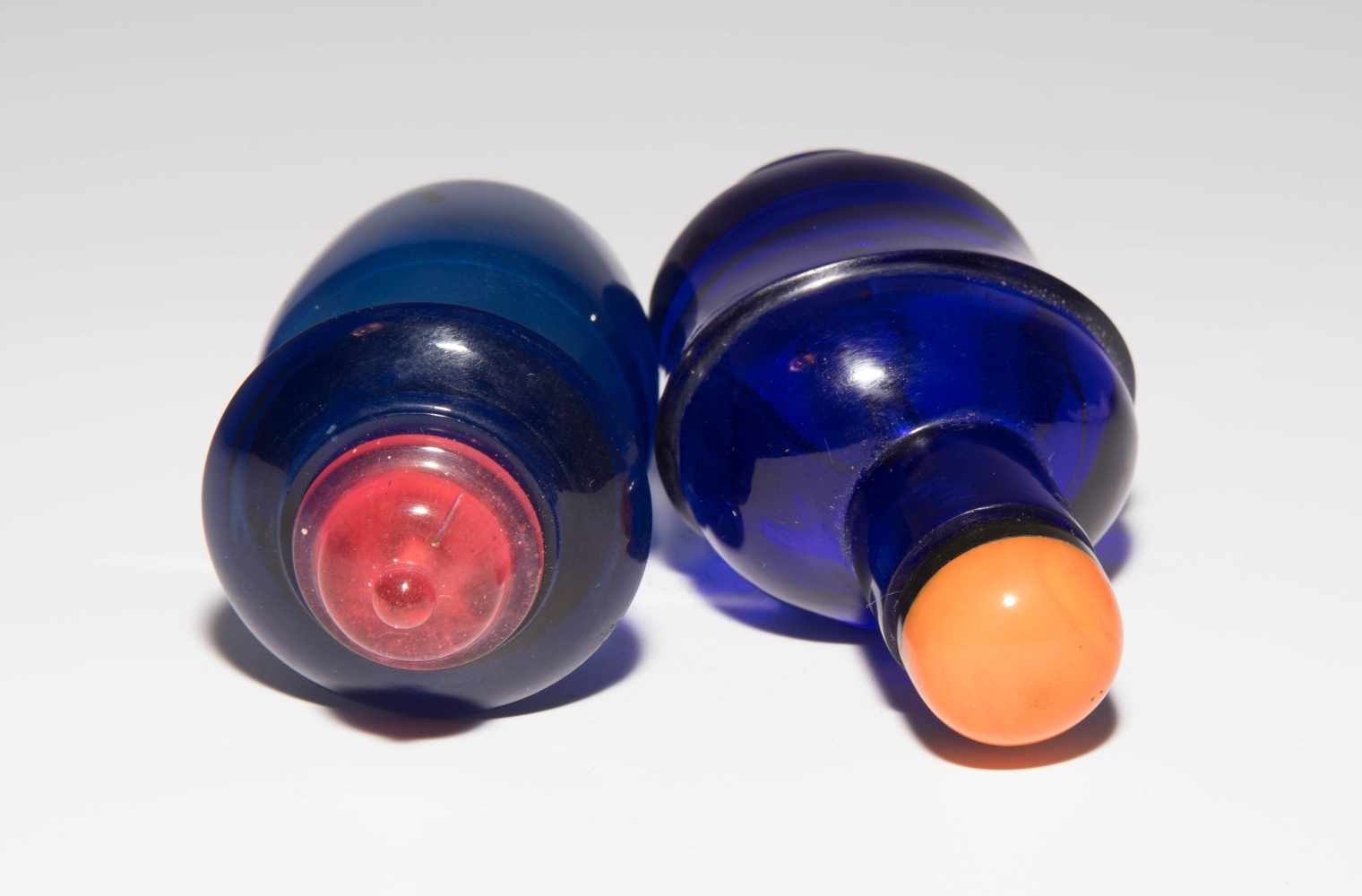 7 Glas Snuff BottlesChina. Transparentes bis halbtransparentes, dunkelblaues Glas. Facettierte Form, - Image 12 of 22