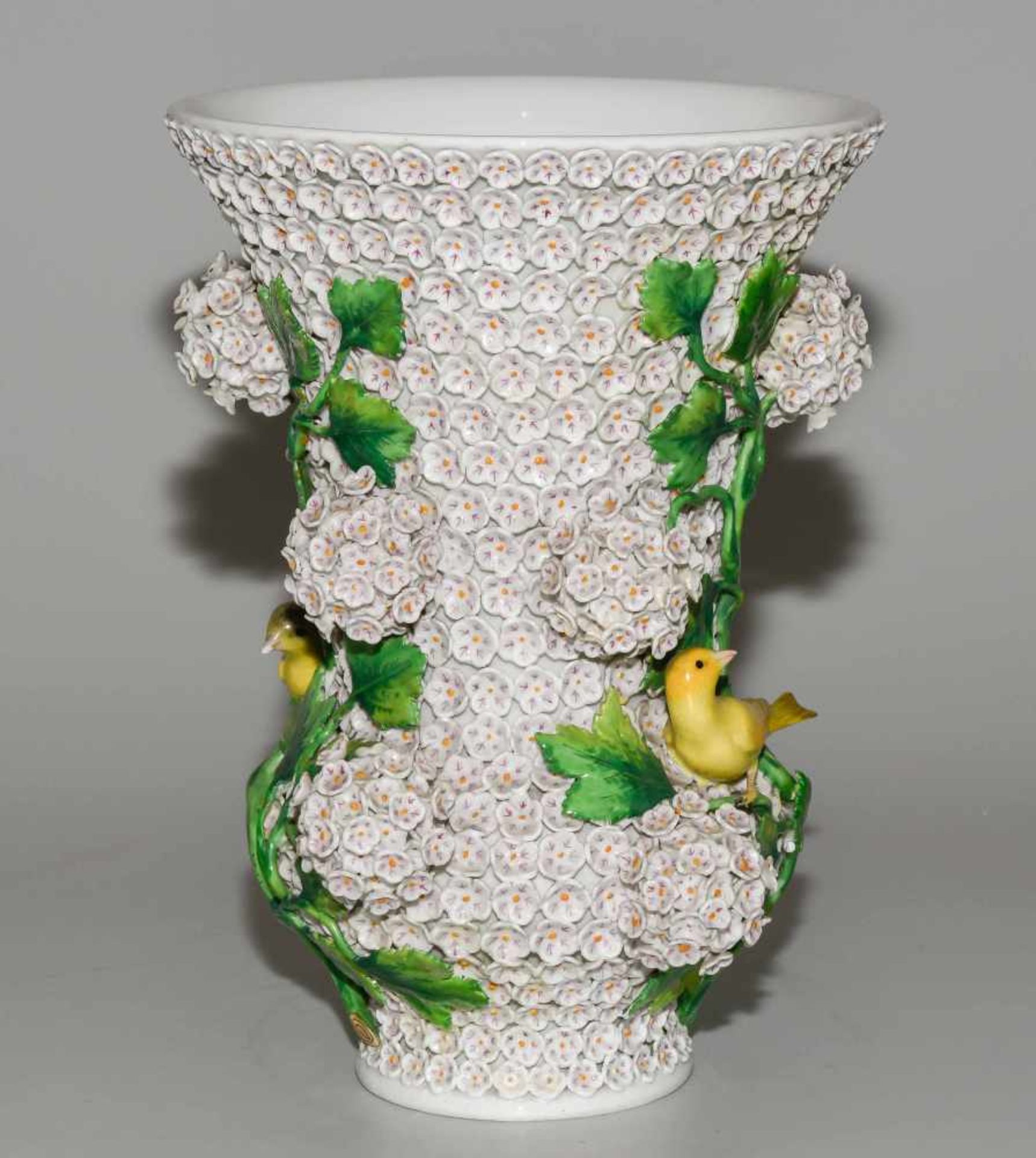 Schneeballvase, MeissenUm 1900. Porzellan, aufgelegter Blütendekor, zwei Vögel. Farbige Bemalung. - Image 7 of 12