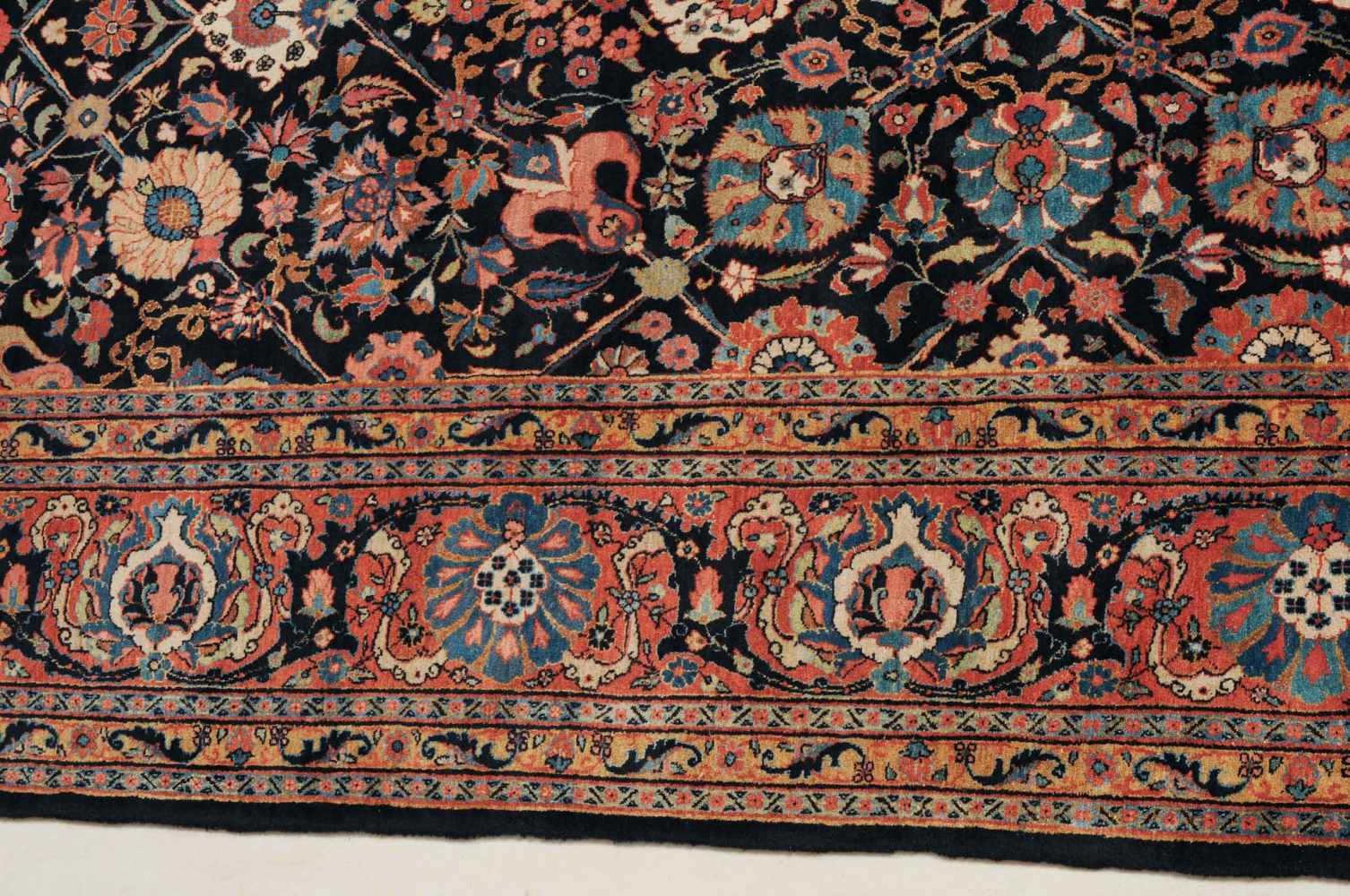 TäbrisNW-Persien, um 1910. Dichtes florales Werk. Wirkungsvolles nachtblaues, durchgehend mit - Image 8 of 20