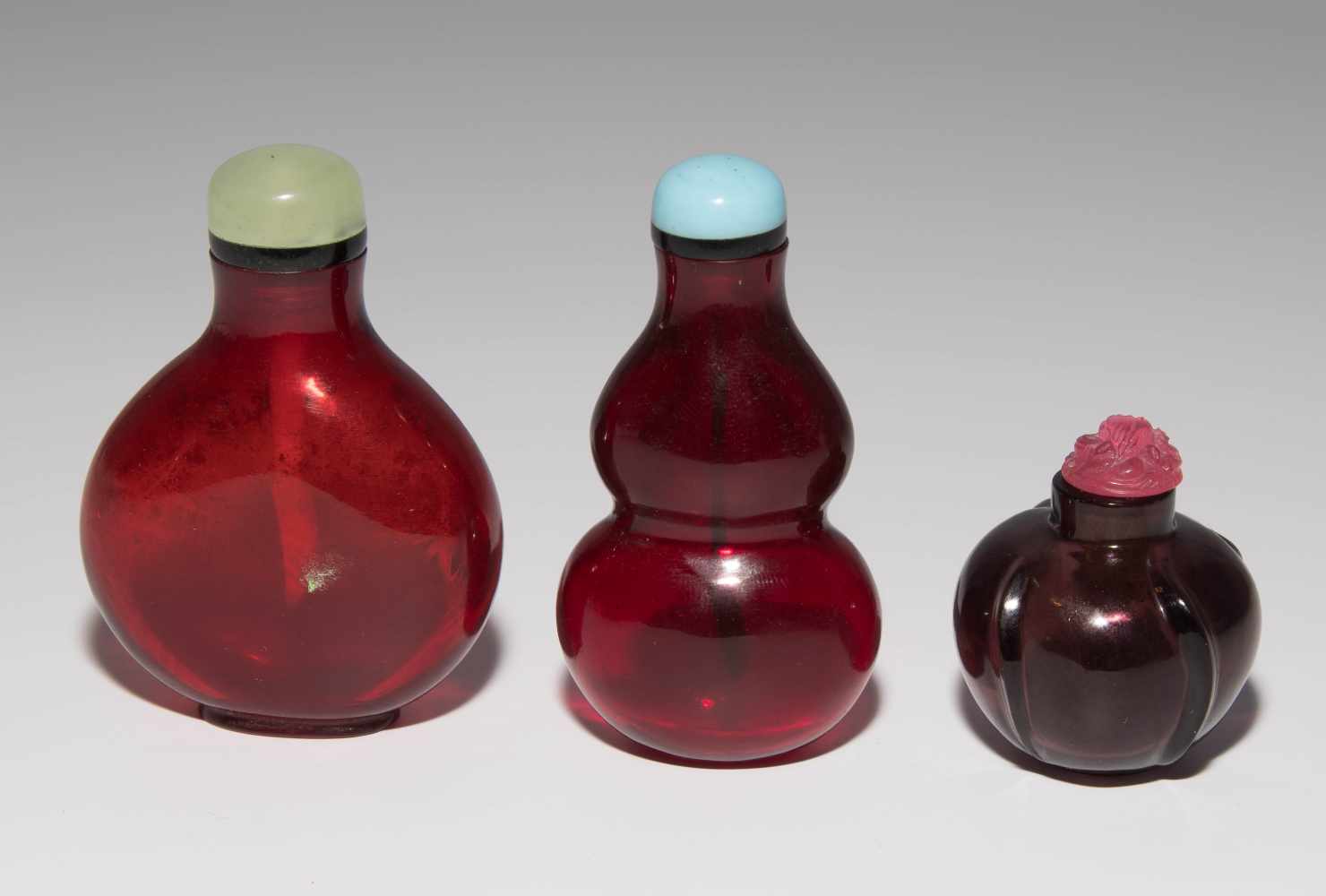 6 Glas Snuff BottlesChina. Rotes bis auberginenfarbenes, transparentes Glas. Verschiedene Formen. - Image 3 of 15