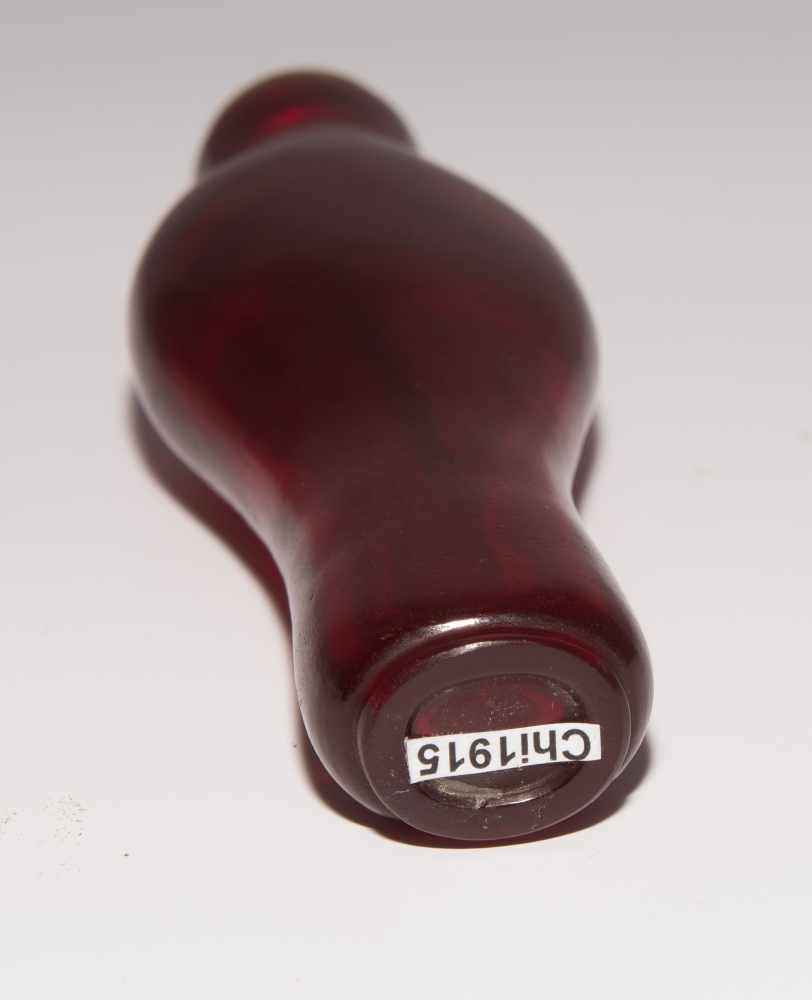 7 Snuff BottlesChina. Transparentes bis opakes Glas in verschiedenen Rottönen. H 5–10,5 cm. - Image 19 of 22