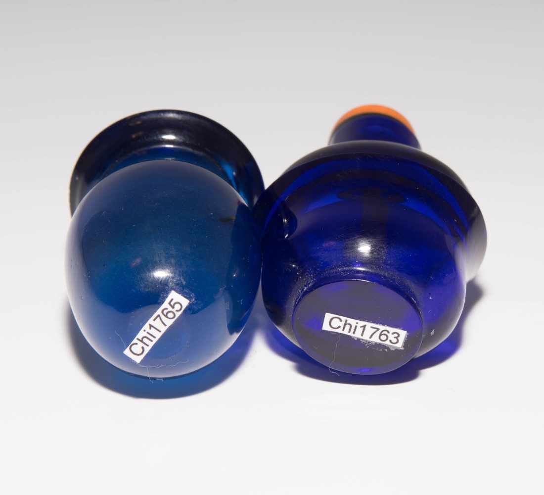 7 Glas Snuff BottlesChina. Transparentes bis halbtransparentes, dunkelblaues Glas. Facettierte Form, - Image 14 of 22