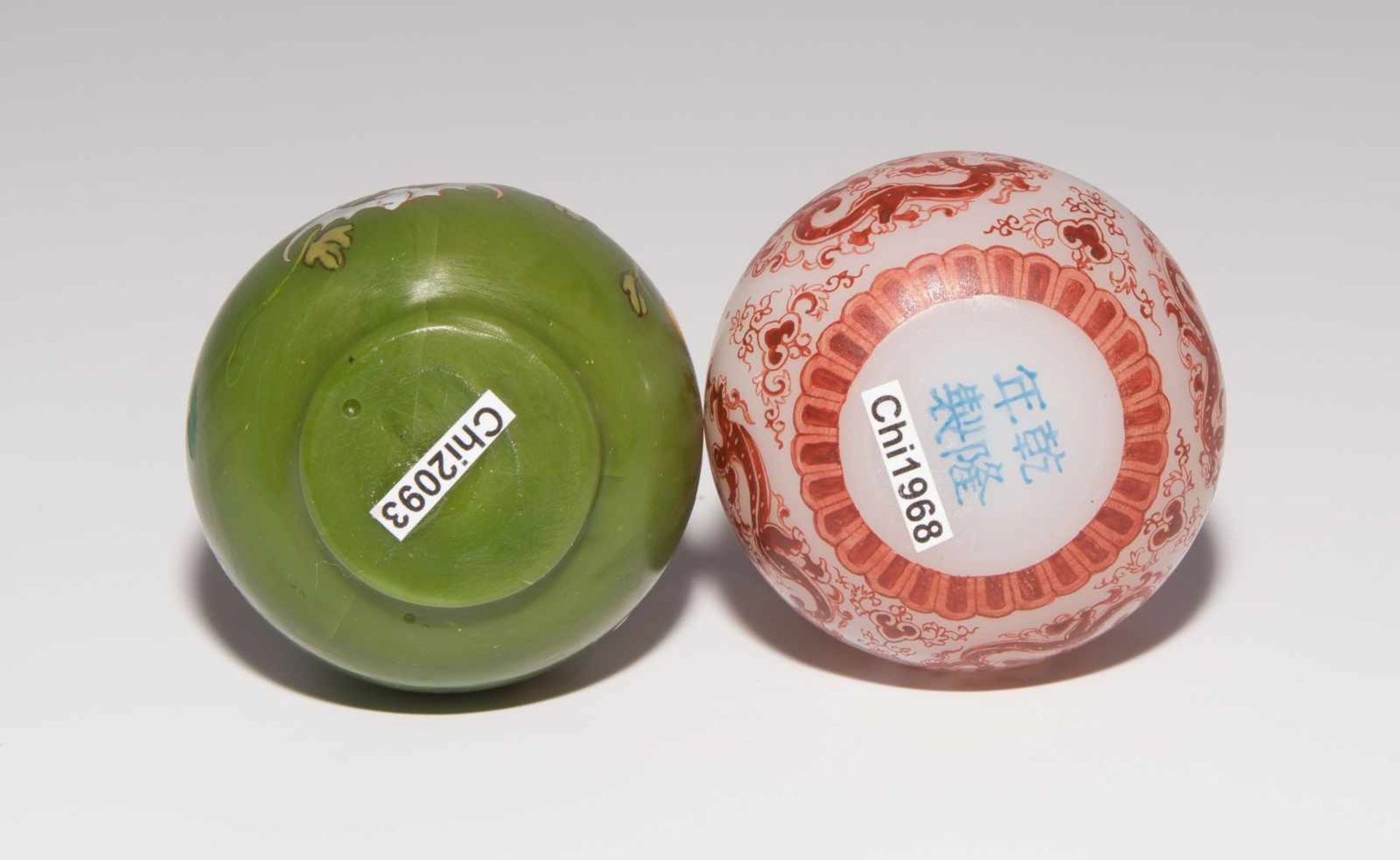 2 Glas Snuff BottlesChina. Opakes grünes Glas, polychrom bemalt mit Kalebassen und Fledermäusen. - Image 6 of 8