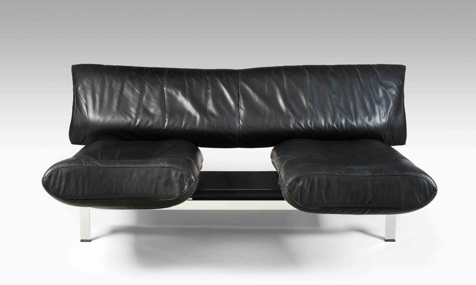 Reto FriggSofa "DS-140". Hersteller: De Sede, Schweiz. Metall verschromt, schwarzes Leder. - Image 2 of 2