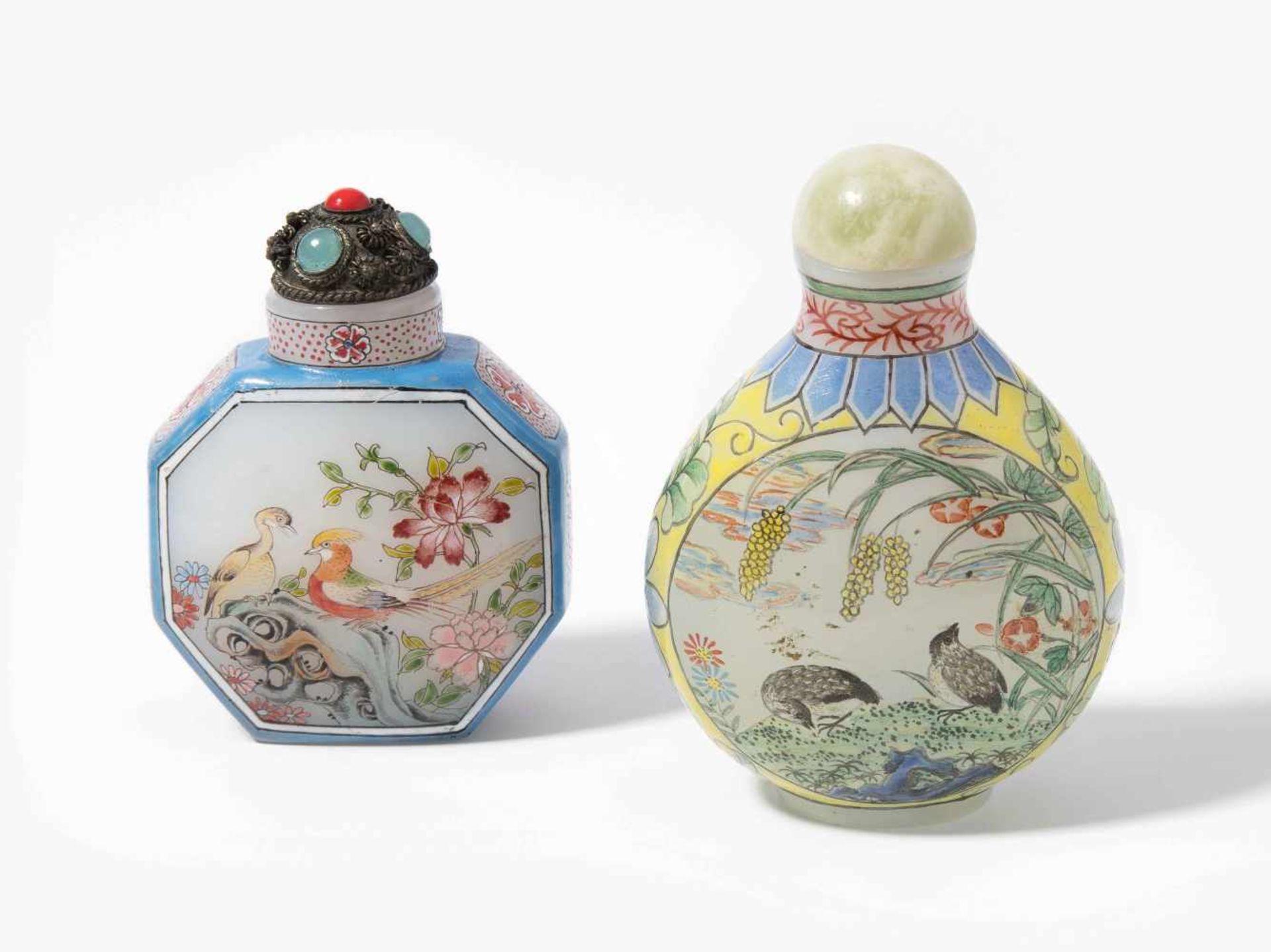 2 Glas Snuff BottlesChina. Milchglas, polychrom bemalt mit Blumen-/Vogeldekor Je mit Qianlong-Marke.