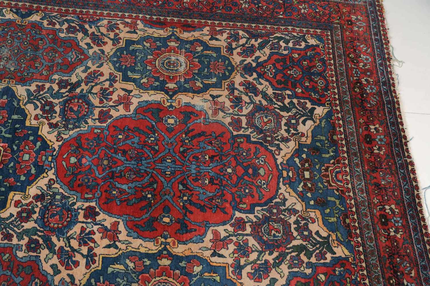 BakhtiarS-Persien, um 1910. Im elfenbeinfarbenen Mittelfeld sind dekorative Kartuschen in Blau und - Image 11 of 11