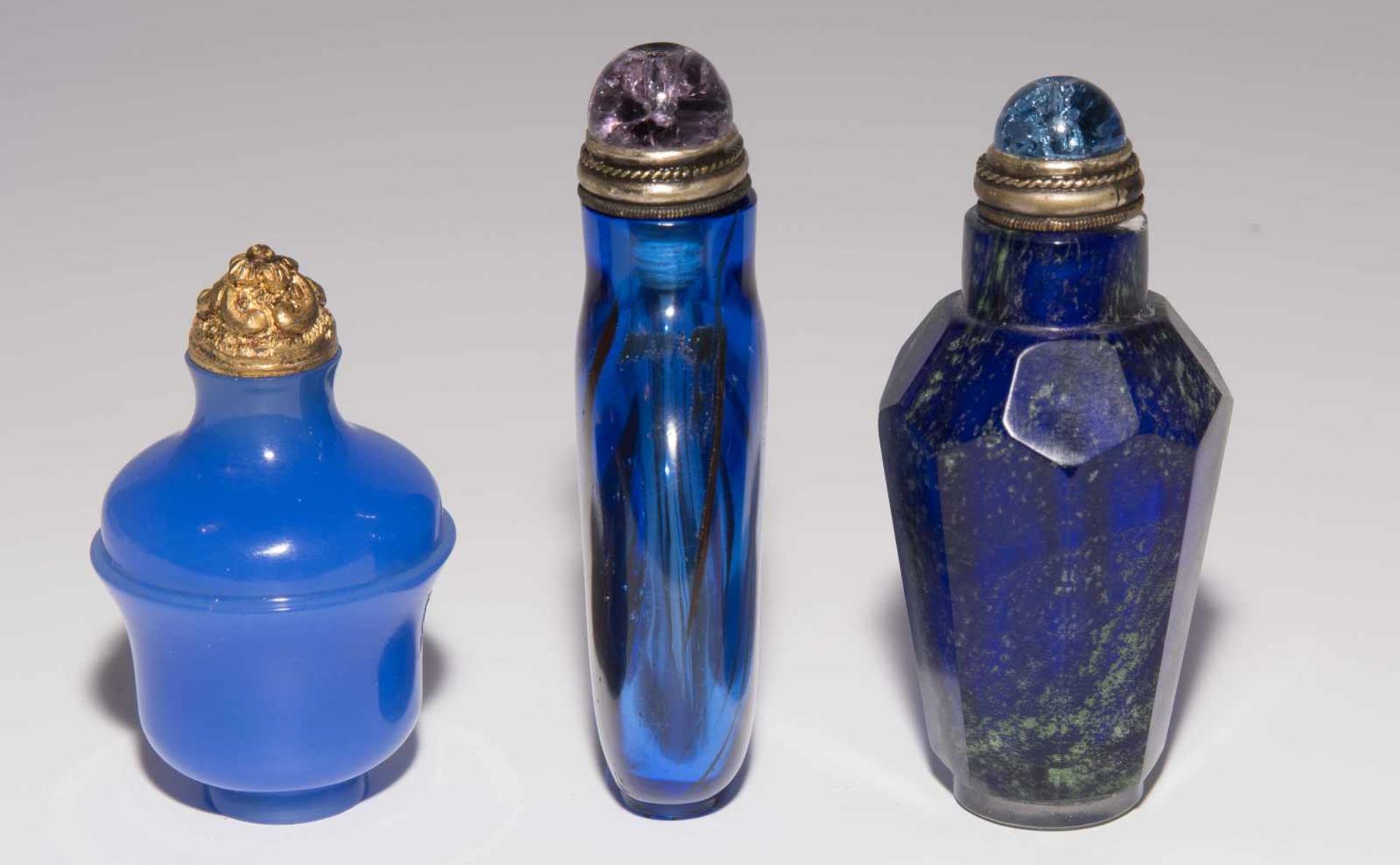 6 Glas Snuff BottlesChina. Opakes und transparentes Glas in verschiedenen Blautönen tlw. bunt - Image 8 of 15