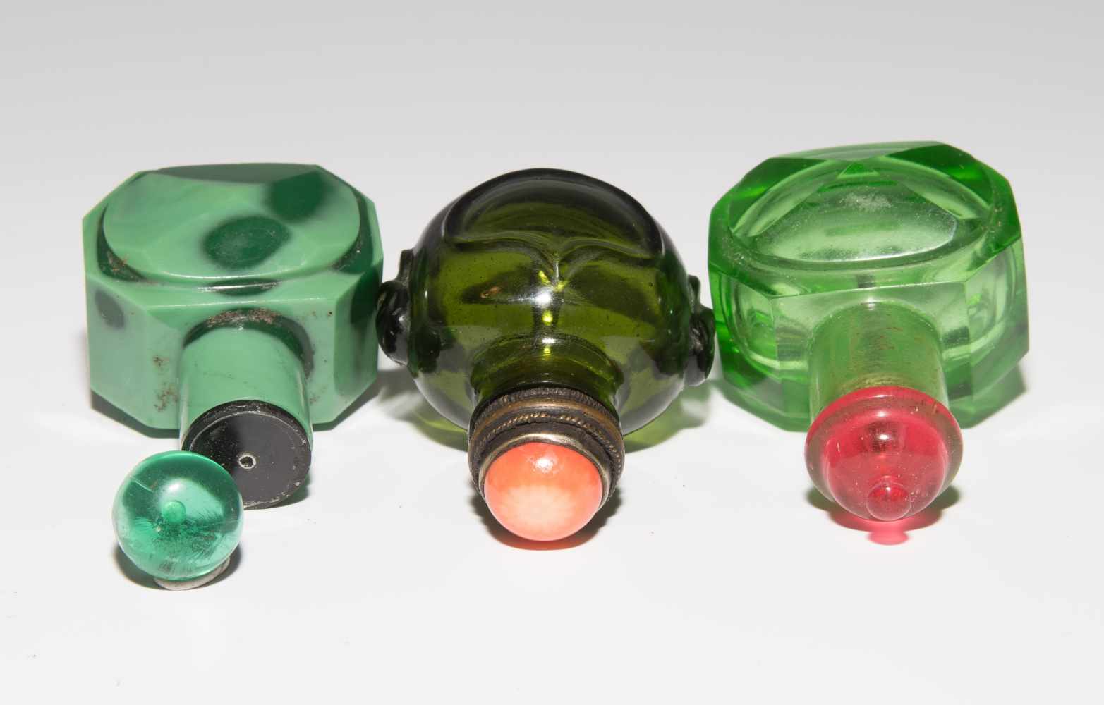 8 Snuff BottlesChina. Drei kleine Snuff Bottles aus transparentem Glas in verschiedenen Grüntonen; - Image 18 of 22