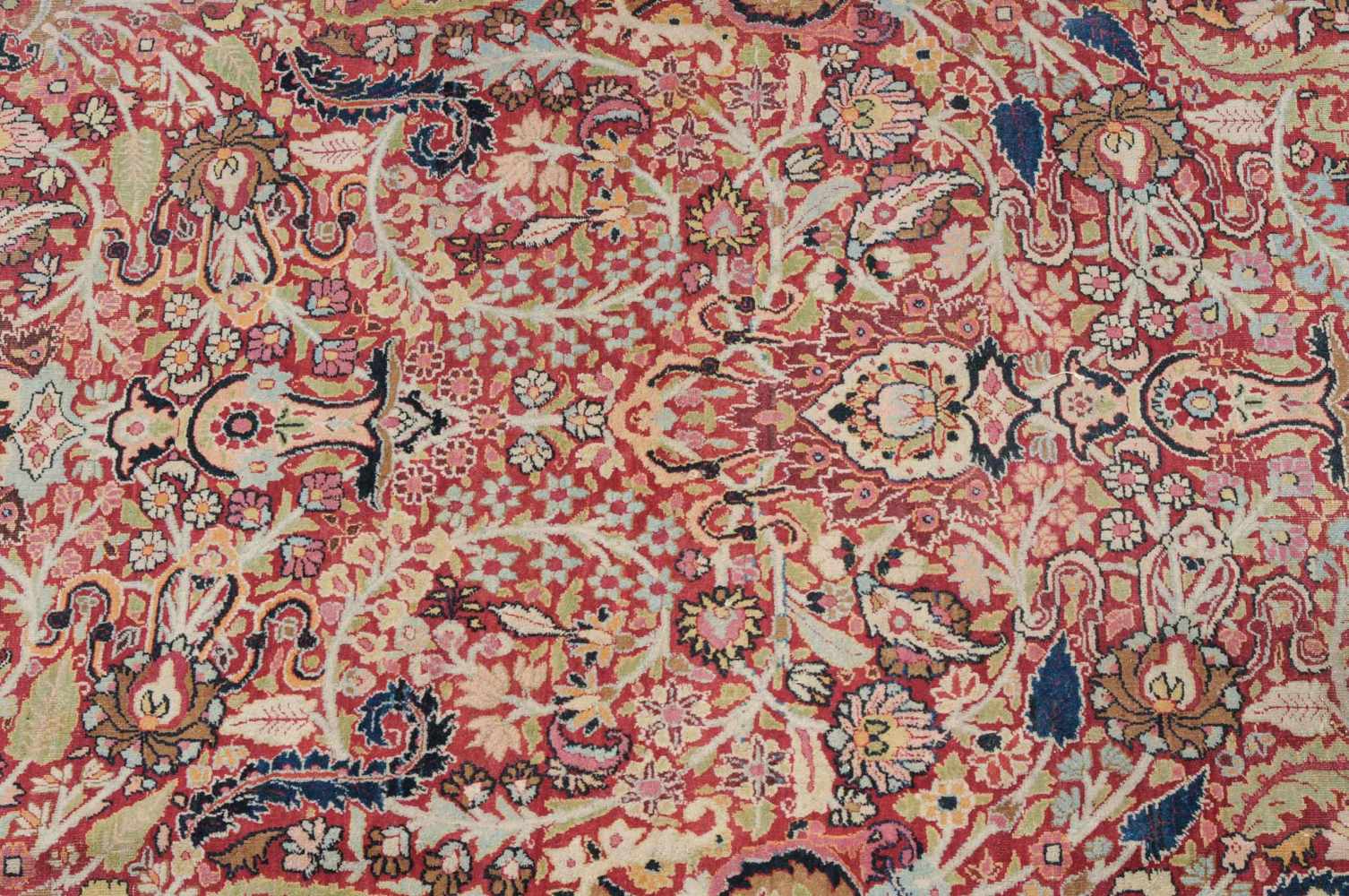 MeshedO-Persien, um 1910. Dichtes florales Werk. Rotes, durchgehend mit Palmetten, Vasen, - Image 17 of 18