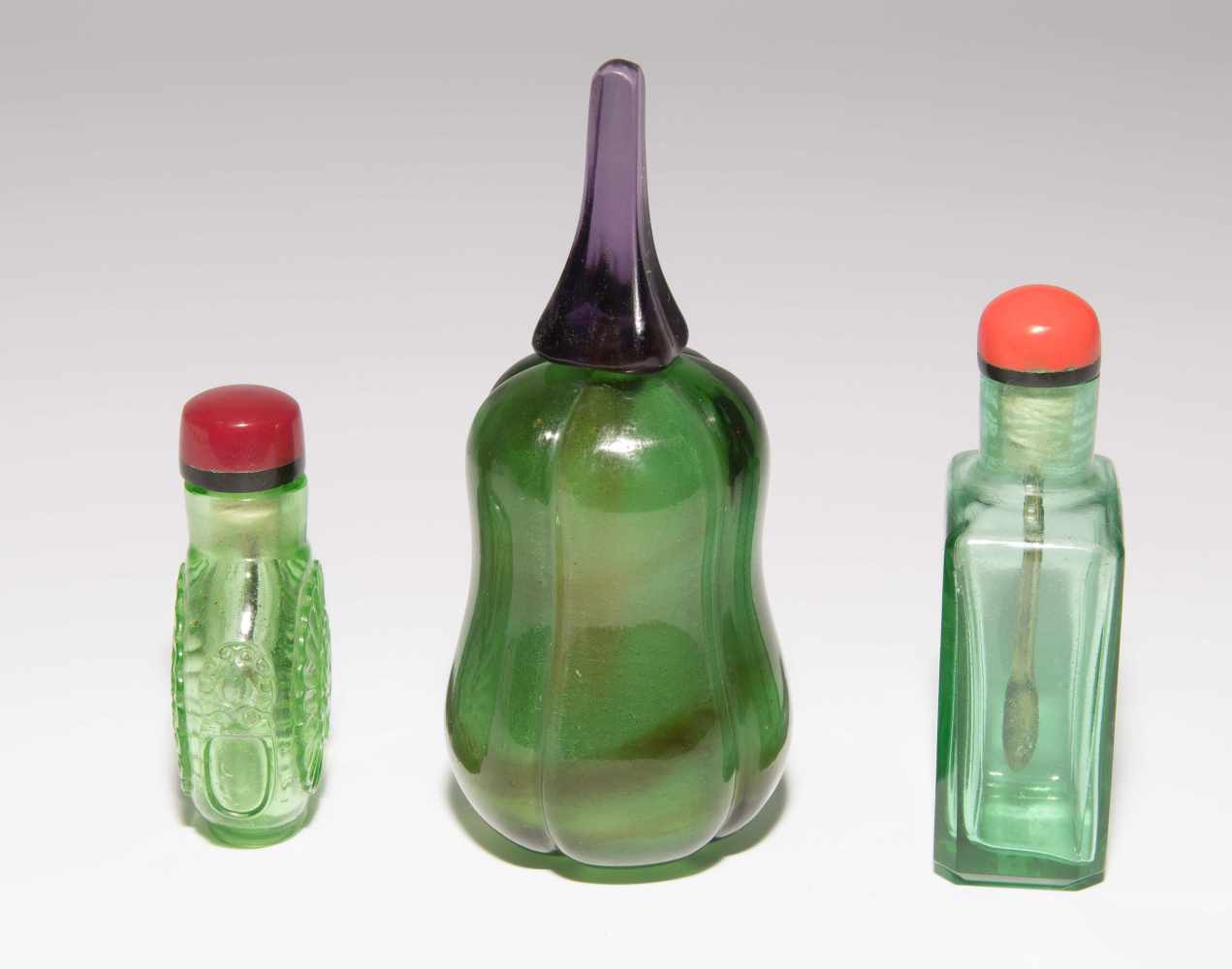 9 Glas Snuff BottlesChina. Transparentes Glas in verschiedenen Grüntönen, ein Snuff Bottle aus - Image 4 of 22