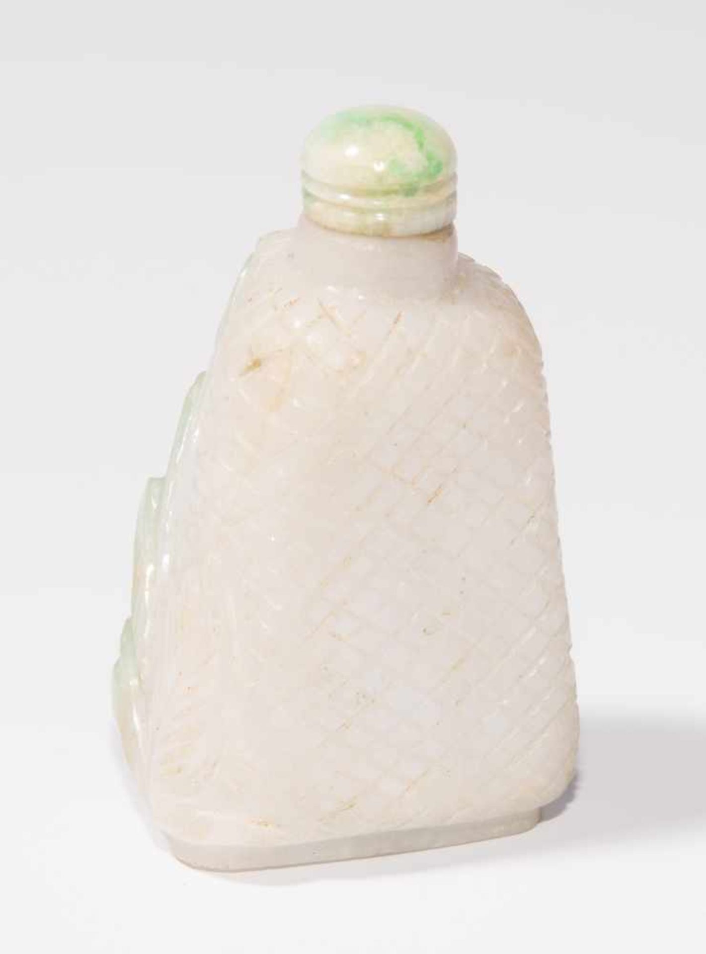 Jade Snuff BottleChina. Weisse Jade mit apfelgrünen Zonen. Körper geritzt mit Gittermuster, Front - Image 4 of 8