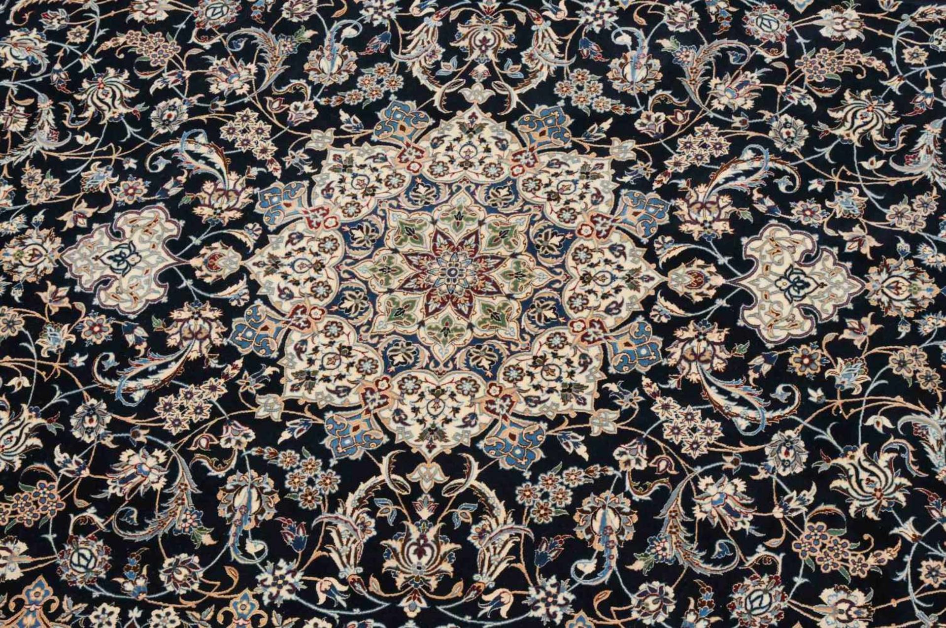 NainZ-Persien, um 1990. Sehr feine Knüpfung, Flormaterial Korkwolle (6 La). Auf nachtblauem Grund - Image 2 of 13