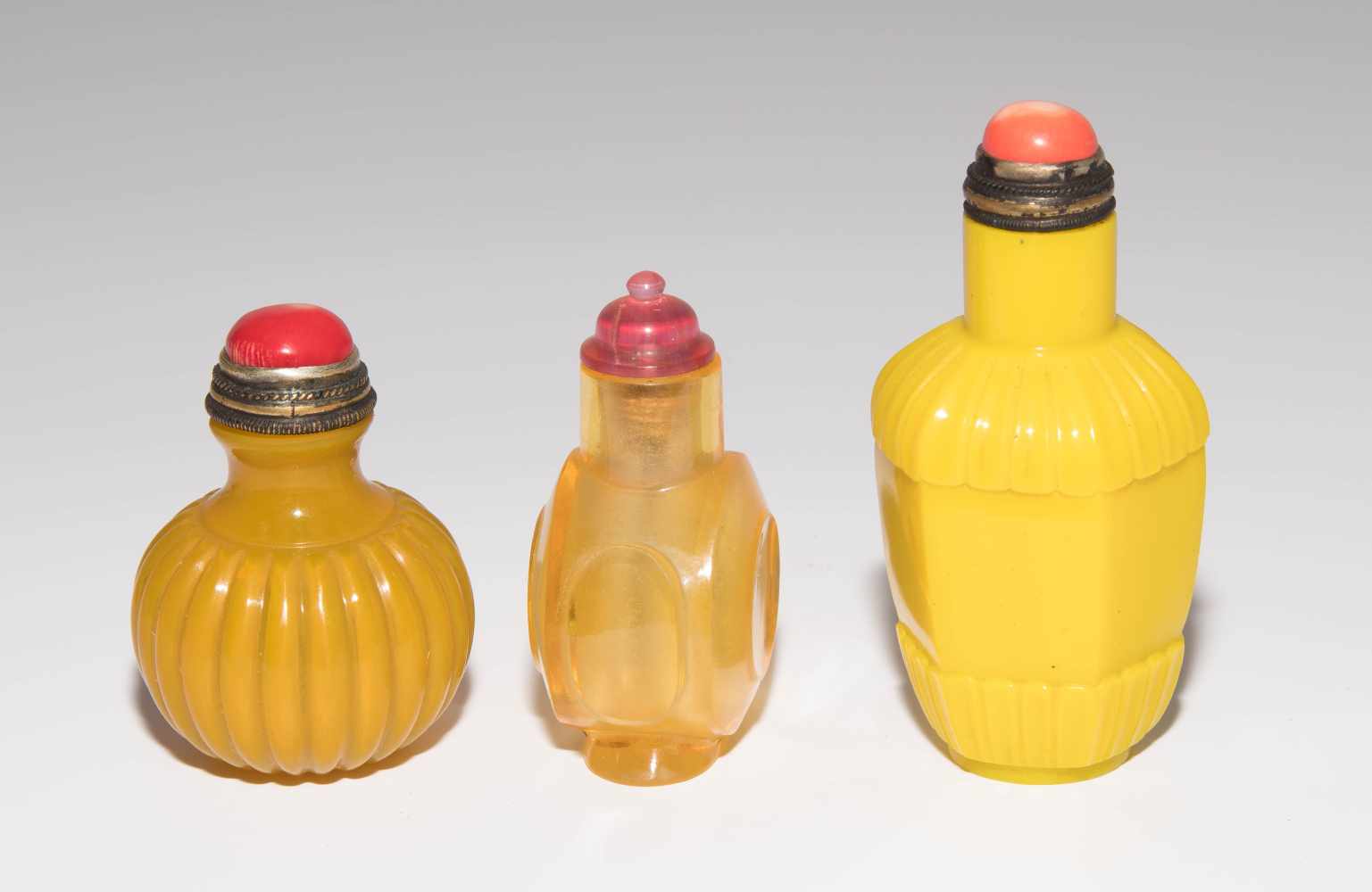 7 Glas Snuff BottlesChina. Halbtransparentes bis opakes Glas in verschiedenen Gelbtönen. H 5–8 cm. - Image 21 of 21