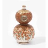 Satsuma-VaseJapan, um 1900. Satsuma-Keramik. Kalebassenform, reich verziert mit je zwei Hôô- bzw.