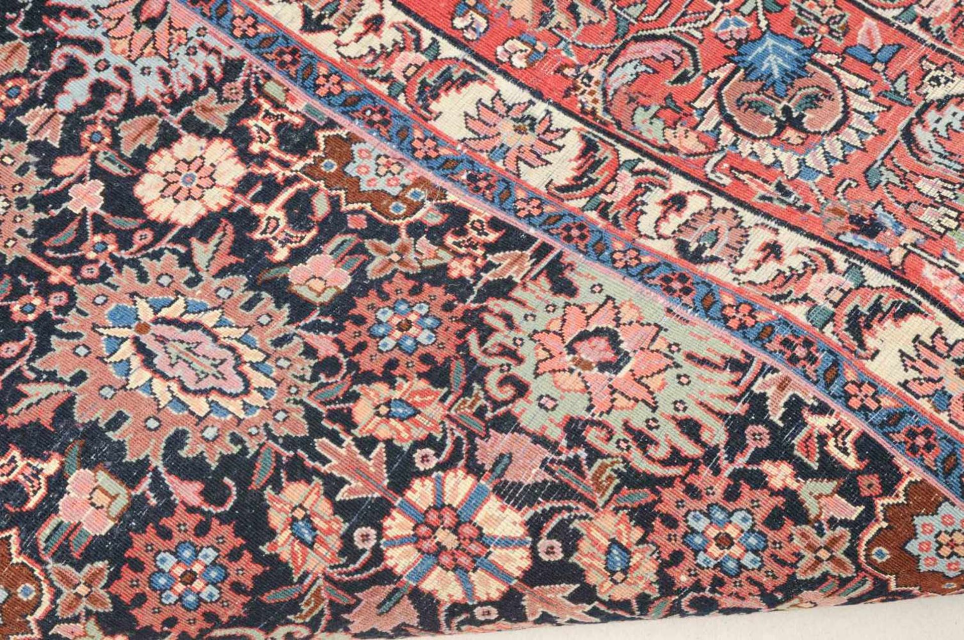 BidjarW-Persien, um 1990. Oben in der Mitte signiert mit "Taghavi". Das schöne nachtblaue Mittelfeld - Image 13 of 16