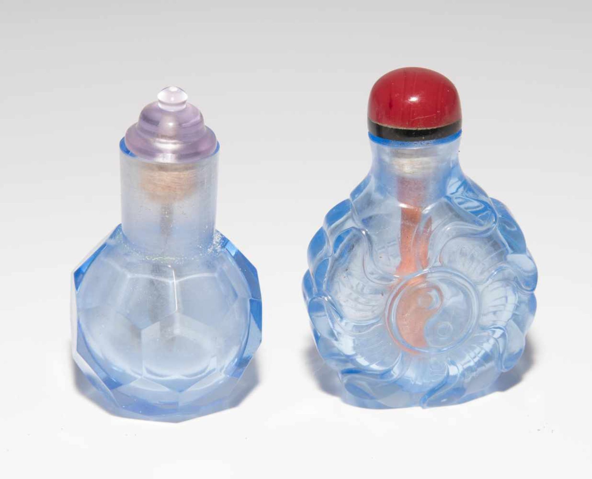 6 Glas Snuff BottlesChina. Hellblaues, transparentes Glas. Ein Doppel-Snuff Bottle, zwei mit - Bild 8 aus 22