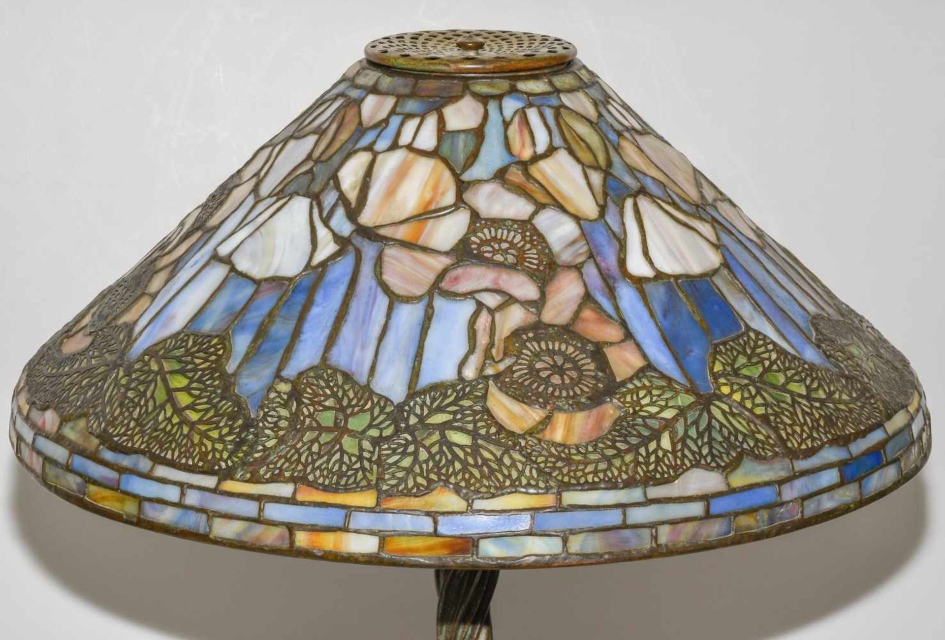 Tiffany Studios New YorkTischlampe "Poppy". Schirm aus "leaded Glass", weisser Mohn mit Blättern, - Image 13 of 24