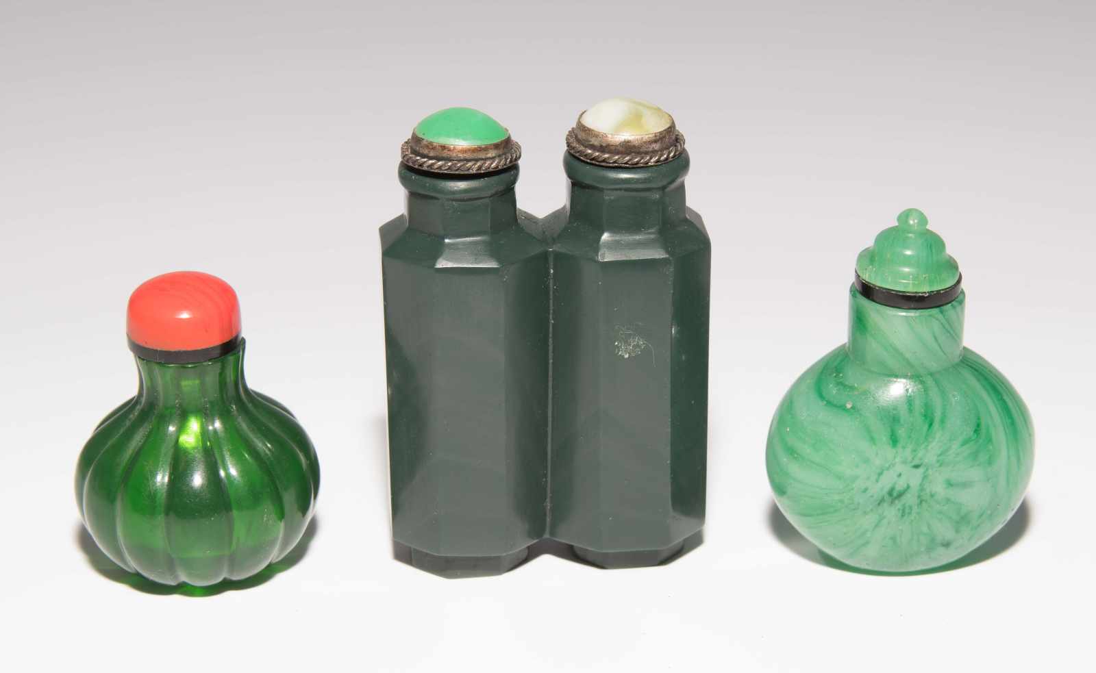 8 Snuff BottlesChina. Drei kleine Snuff Bottles aus transparentem Glas in verschiedenen Grüntonen; - Image 10 of 22