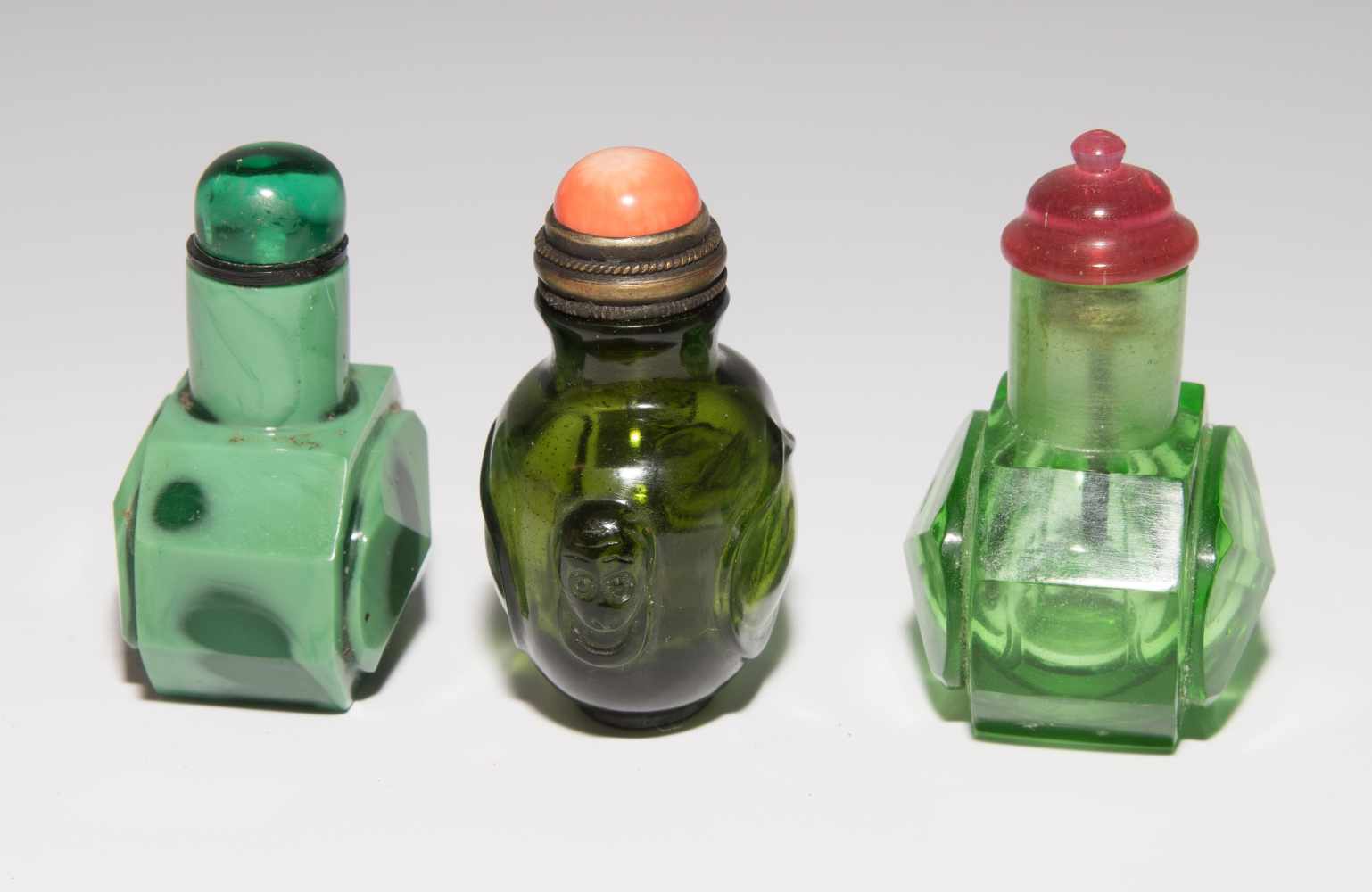 8 Snuff BottlesChina. Drei kleine Snuff Bottles aus transparentem Glas in verschiedenen Grüntonen; - Image 17 of 22