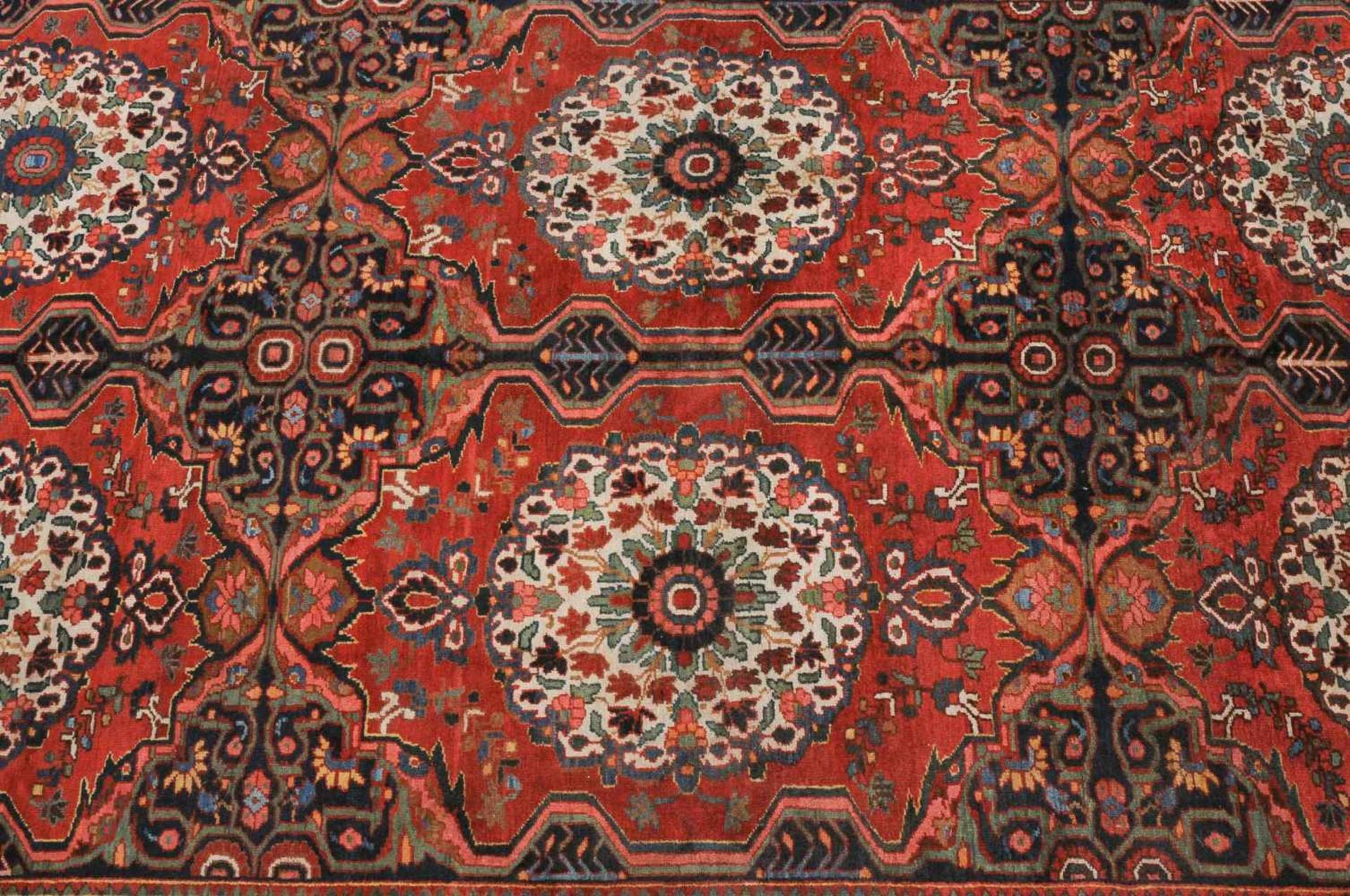 BakhtiarS-Persien, um 1910. Im ziegelroten Mittelfeld figurieren 6 in Reihen angelegte weisse - Bild 9 aus 13