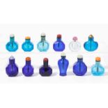 12 kleine Snuff BottlesChina. Transparentes Glas in verschiedenen Blautönen. H 3,5–5,5 cm.Nachlass