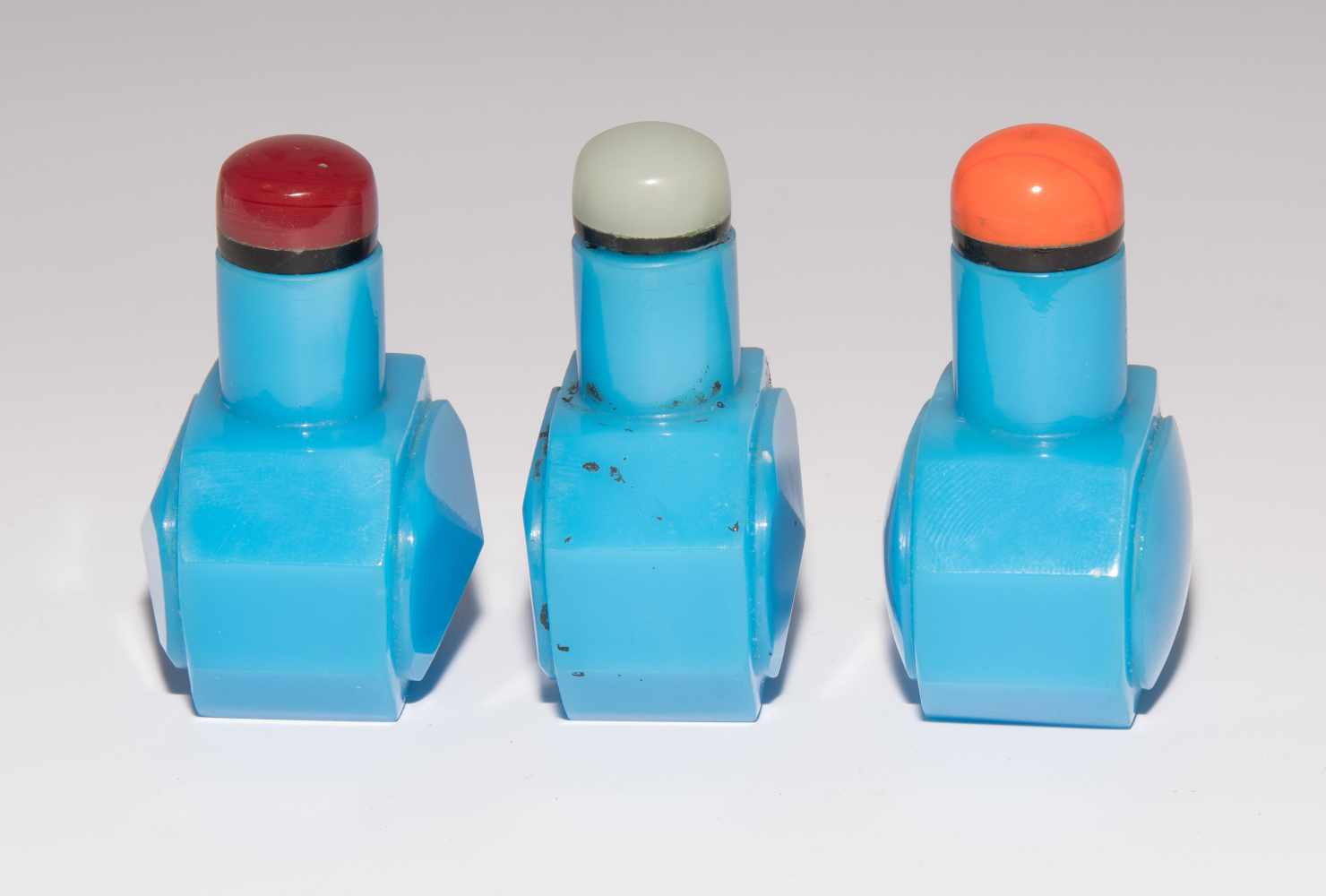 6 kleine Glas Snuff BottlesChina. Fünf Snuff Bottles aus opakem, blauem Glas und ein Snuff Bottle - Image 12 of 16