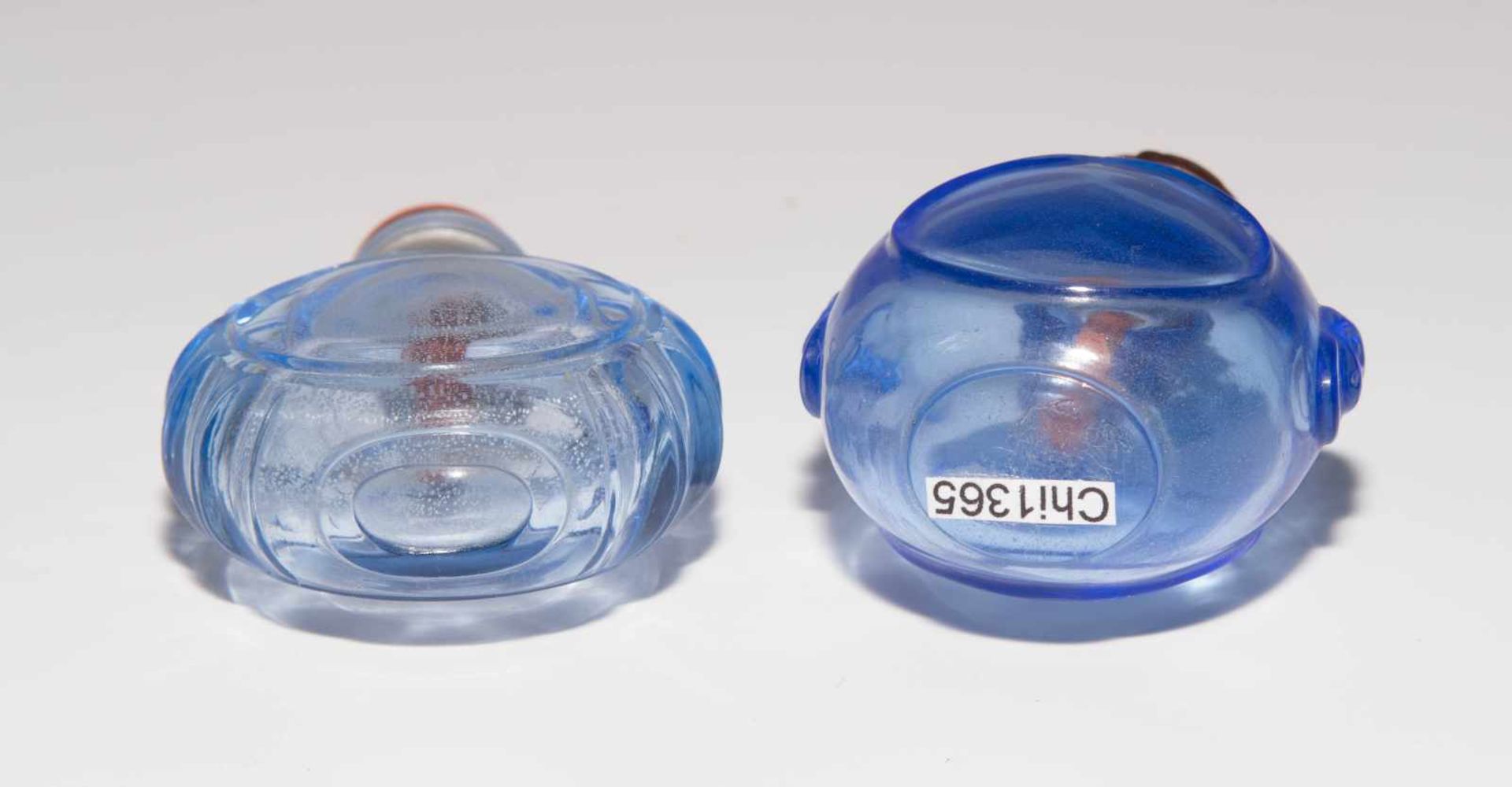 6 Glas Snuff BottlesChina. Hellblaues, transparentes Glas. Ein Doppel-Snuff Bottle, zwei mit - Bild 19 aus 22
