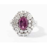 Pinksaphir-Diamant-Ring750 Weissgold. 1 oval fac. Pinksaphir 2.34 ct (beh.) und Diamanten 0.83 ct.