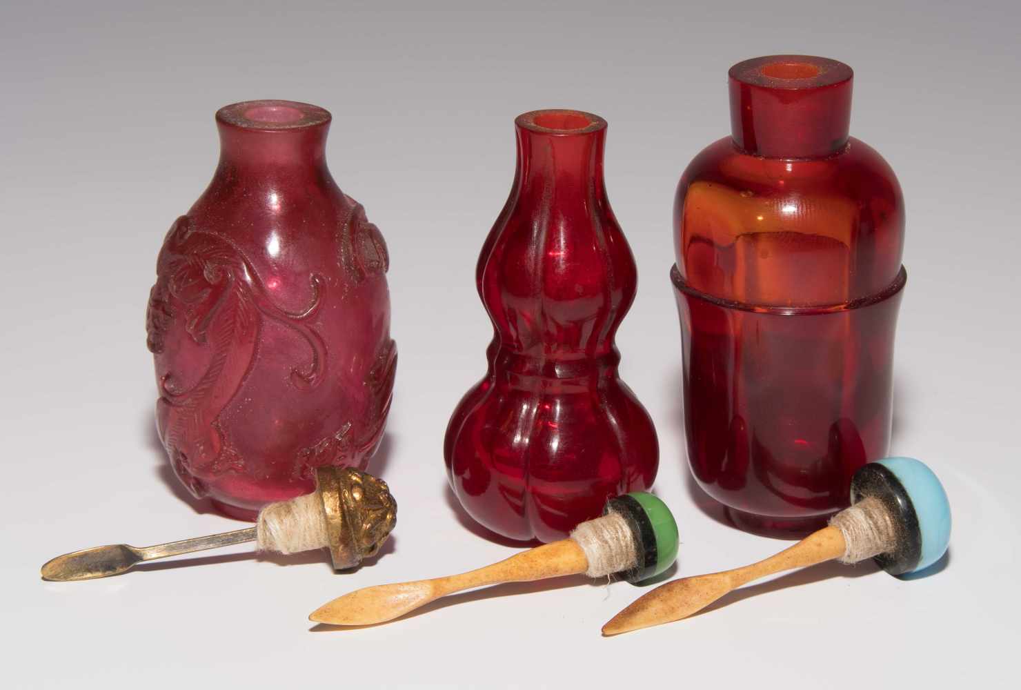 6 Glas Snuff BottlesChina. Rotes bis auberginenfarbenes, transparentes Glas. Verschiedene Formen. - Image 13 of 15