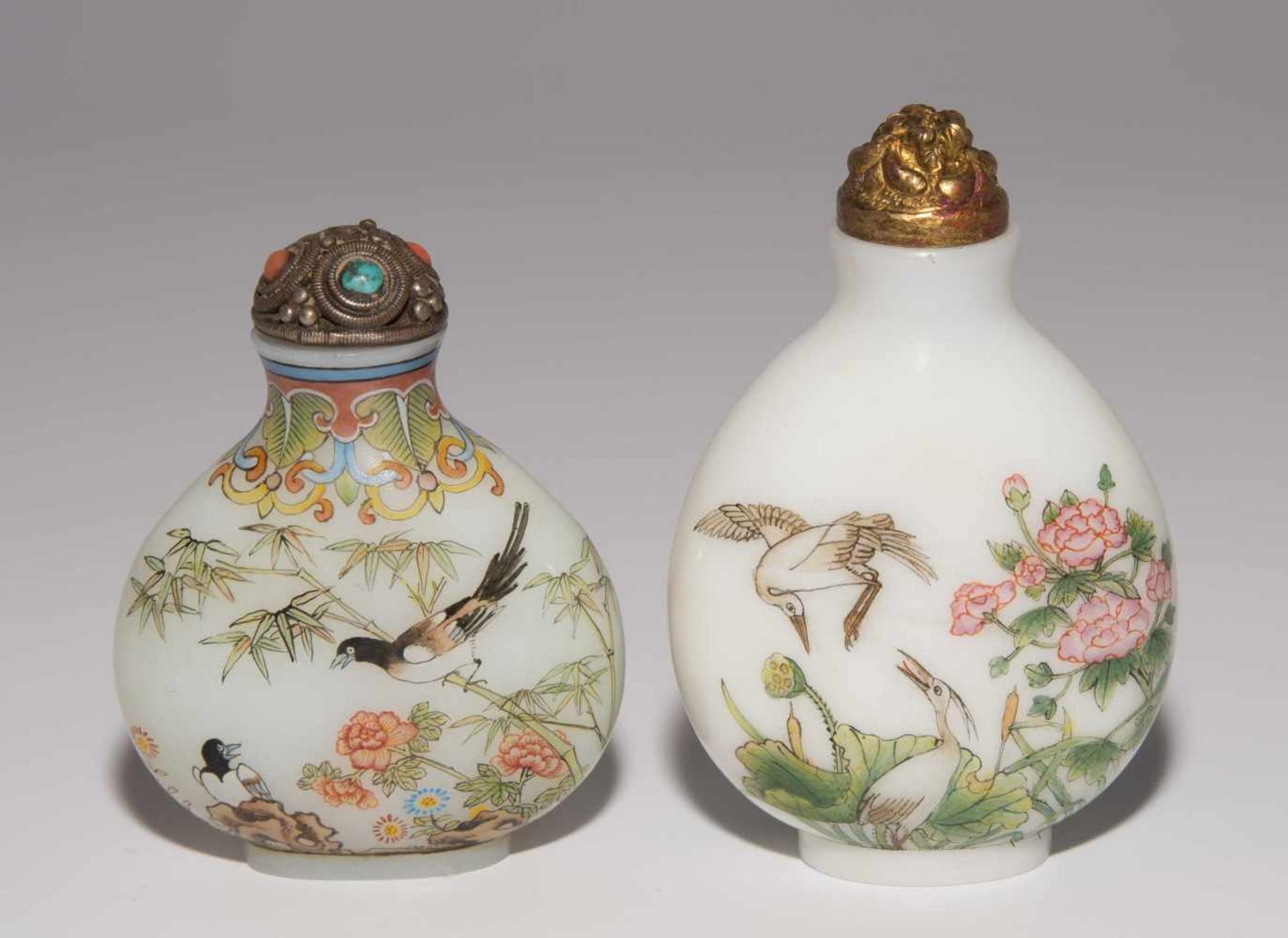 2 Snuff BottlesChina. Milchglas, polychrom bemalt mit Blumen-/Vogeldekor. Je mit blauer Qianlong- - Image 2 of 8