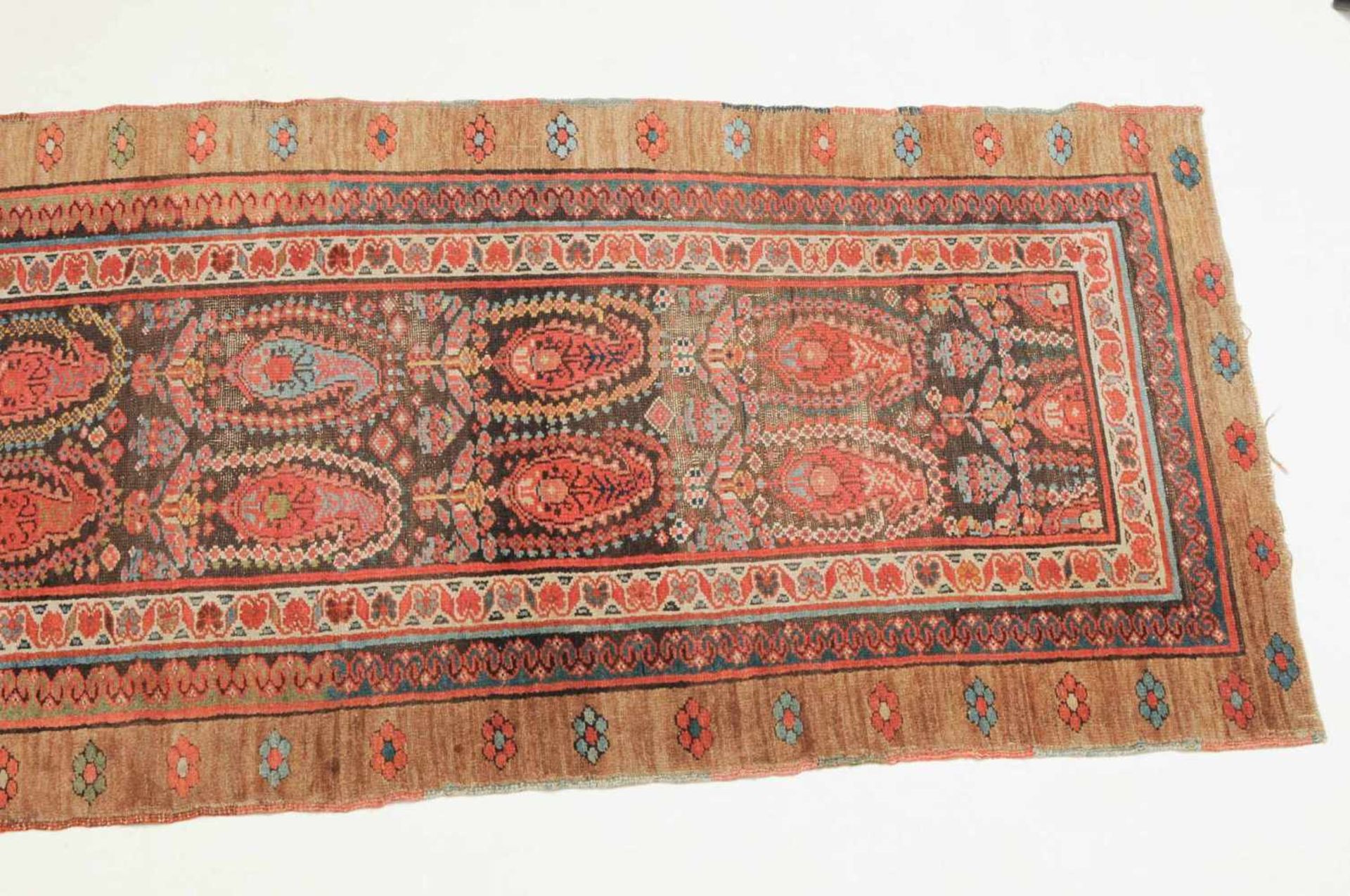 HamedanW-Persien, um 1900. Im braunen Mittelfeld sind 2 vertikale Reihen mit roten floralen Boteh- - Image 2 of 11
