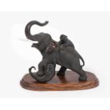 Okimono eines kämpfenden ElefantenJapan, Meiji-Zeit. Bronze und Elfenbein. Von zwei Tigern