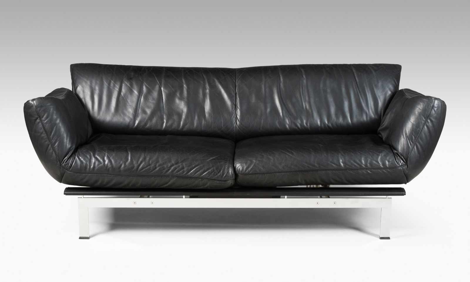 Reto FriggSofa "DS-140". Hersteller: De Sede, Schweiz. Metall verschromt, schwarzes Leder.