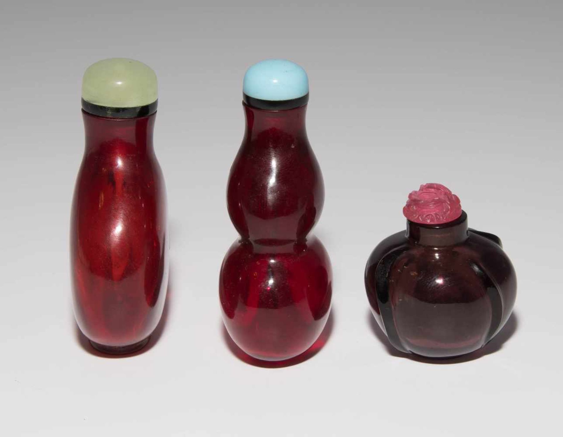 6 Glas Snuff BottlesChina. Rotes bis auberginenfarbenes, transparentes Glas. Verschiedene Formen. - Image 15 of 15