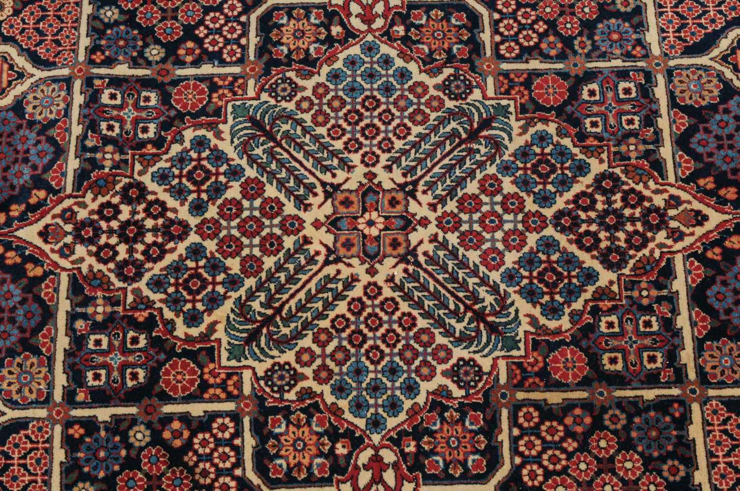 GhazvinZ-Persien, um 1910. Oben in der Mitte signiert mit "Etemad Knüpferei Ghazvin". Im nachtblauen - Image 3 of 18