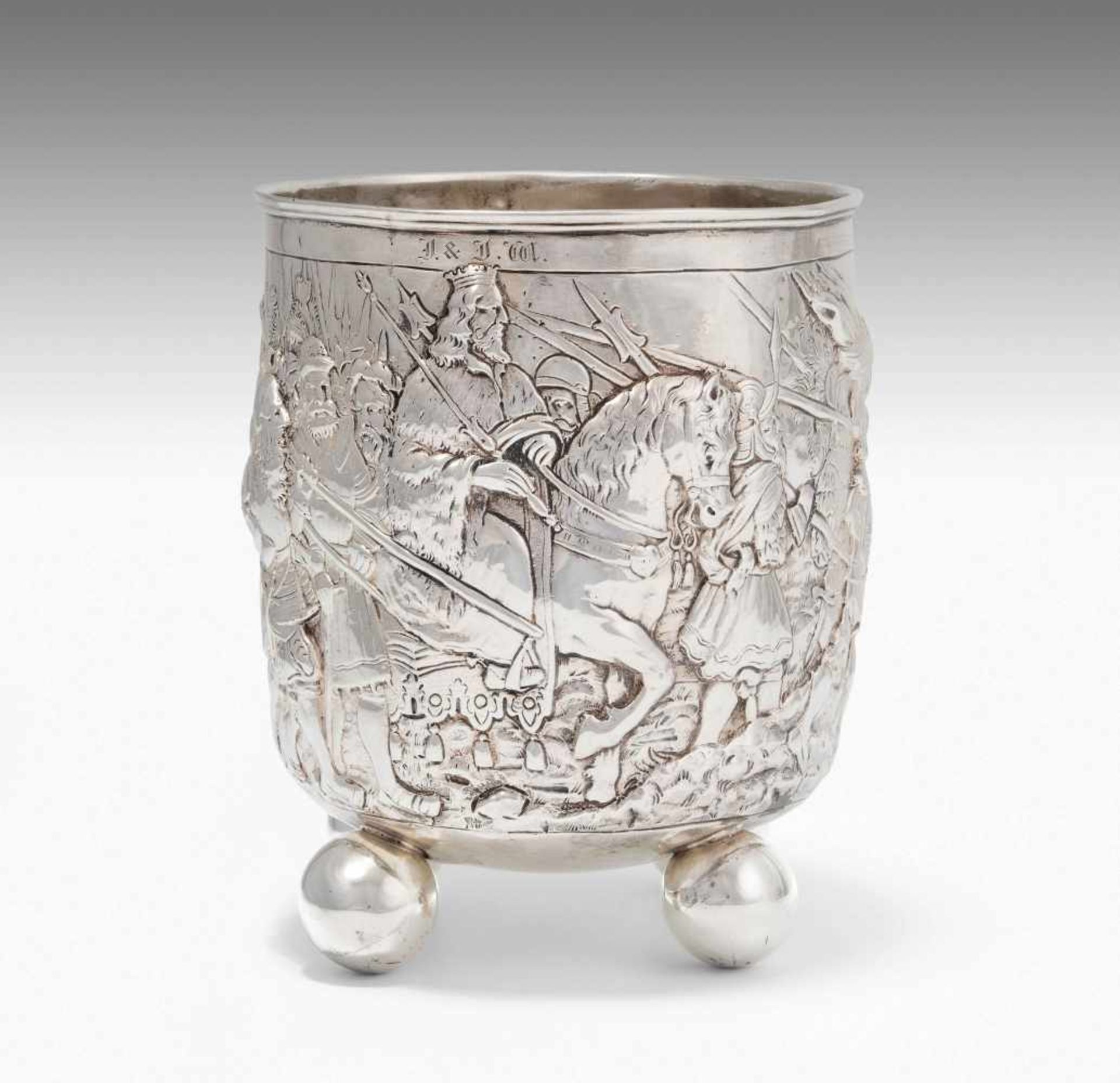FussbecherHanau, um 1900. Silber. Zylindrische Form auf Kugelfüssen. Wandung mit reich