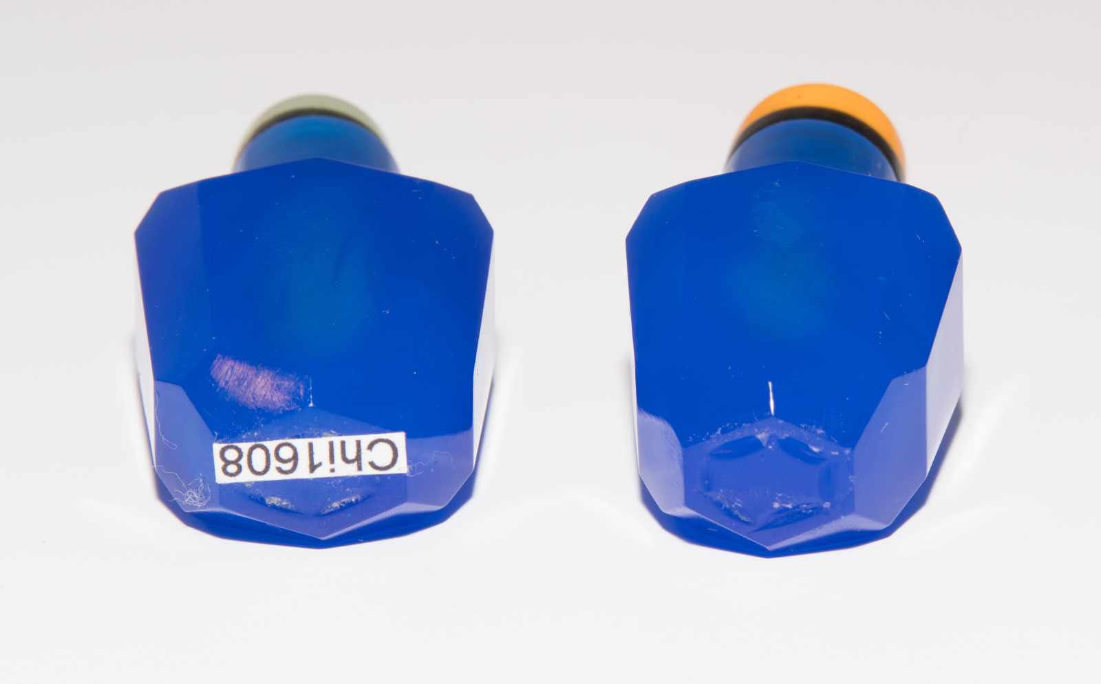 7 Glas Snuff BottlesChina. Transparentes bis halbtransparentes, dunkelblaues Glas. Facettierte Form, - Image 6 of 22