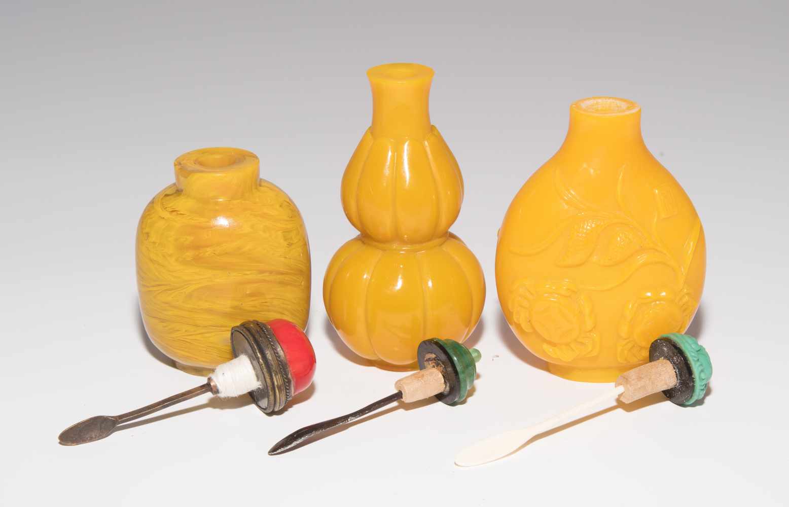7 Glas Snuff BottlesChina. Halbtransparentes bis opakes Glas in verschiedenen Gelbtönen. H 5–8 cm. - Image 19 of 21
