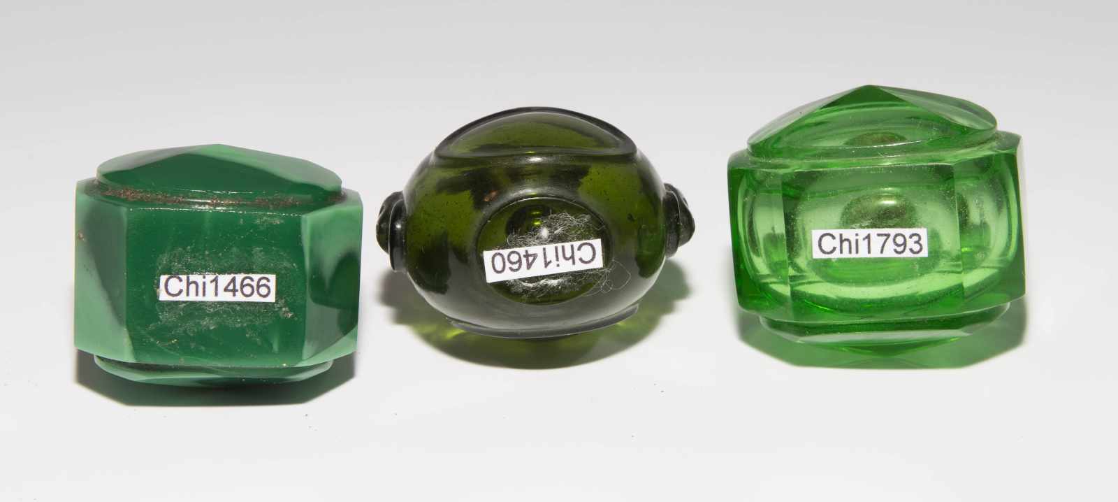 8 Snuff BottlesChina. Drei kleine Snuff Bottles aus transparentem Glas in verschiedenen Grüntonen; - Image 19 of 22