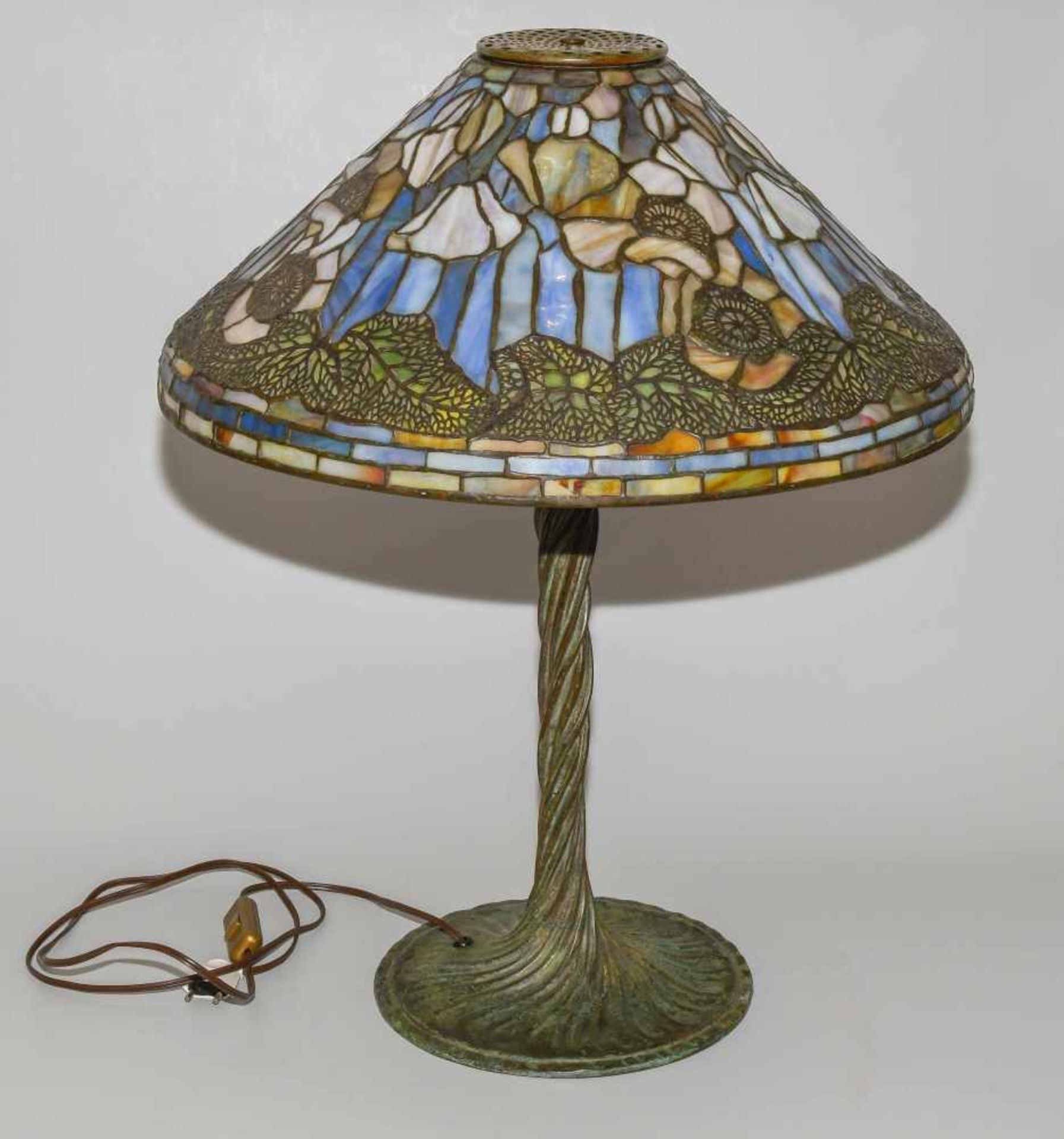 Tiffany Studios New YorkTischlampe "Poppy". Schirm aus "leaded Glass", weisser Mohn mit Blättern, - Image 23 of 24