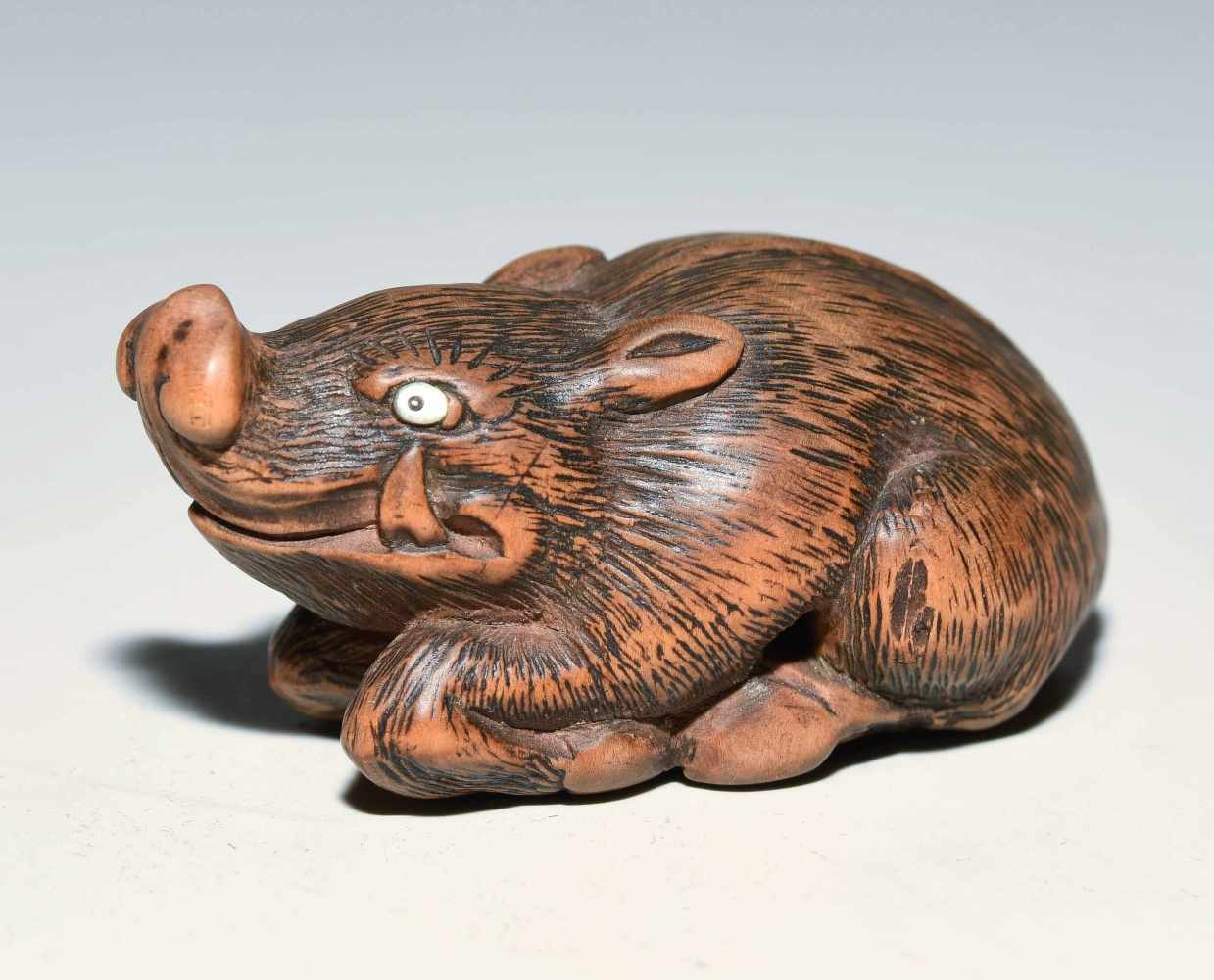 Holz-NetsukeJapan, 19.Jh. Holz, geschnitzt. Wildschwein. Die Augen mit Perlmutt eingelegt. L 4,5 - Image 2 of 7