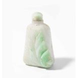 Jade Snuff BottleChina. Weisse Jade mit apfelgrünen Zonen. Körper geritzt mit Gittermuster, Front