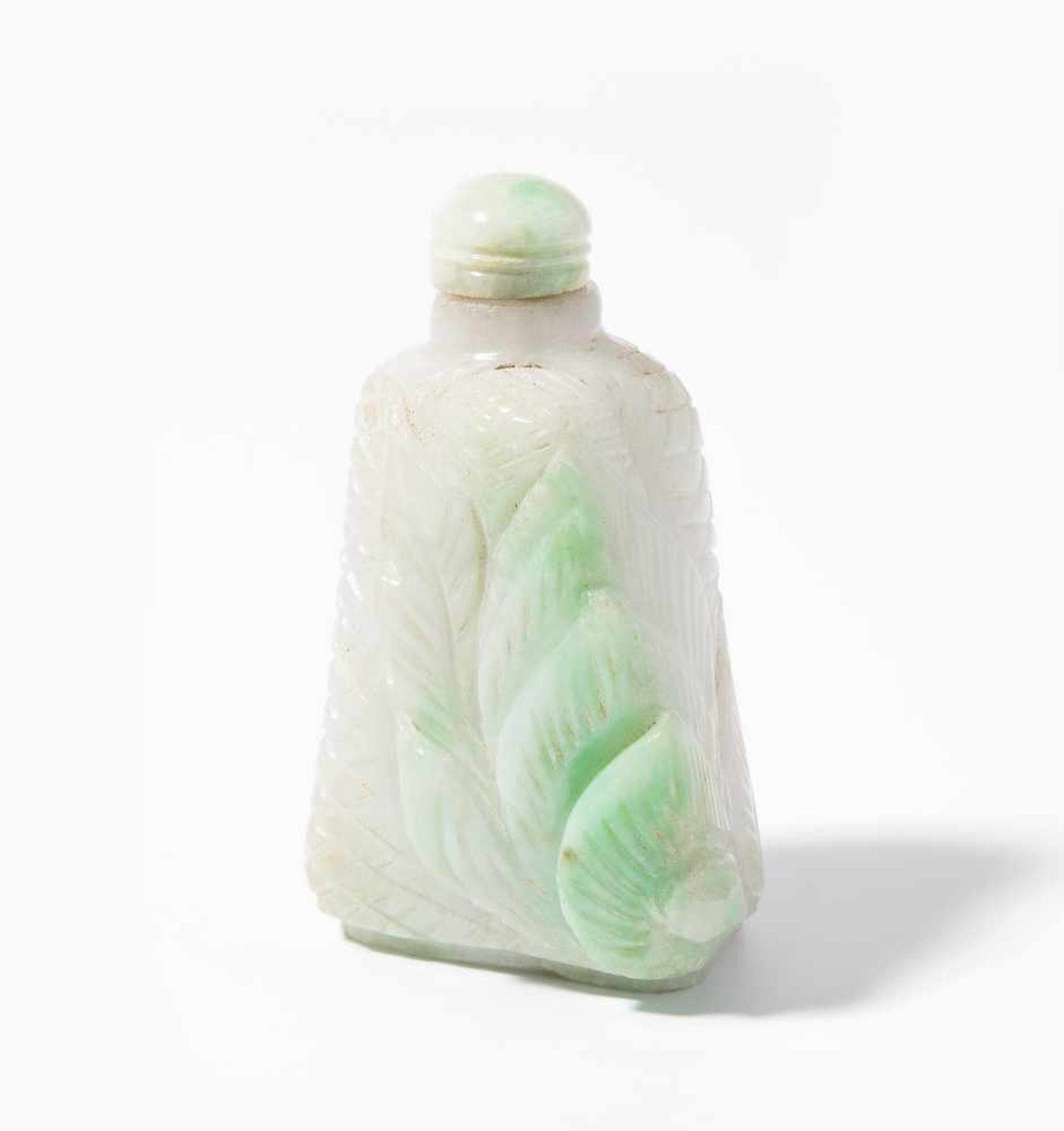 Jade Snuff BottleChina. Weisse Jade mit apfelgrünen Zonen. Körper geritzt mit Gittermuster, Front