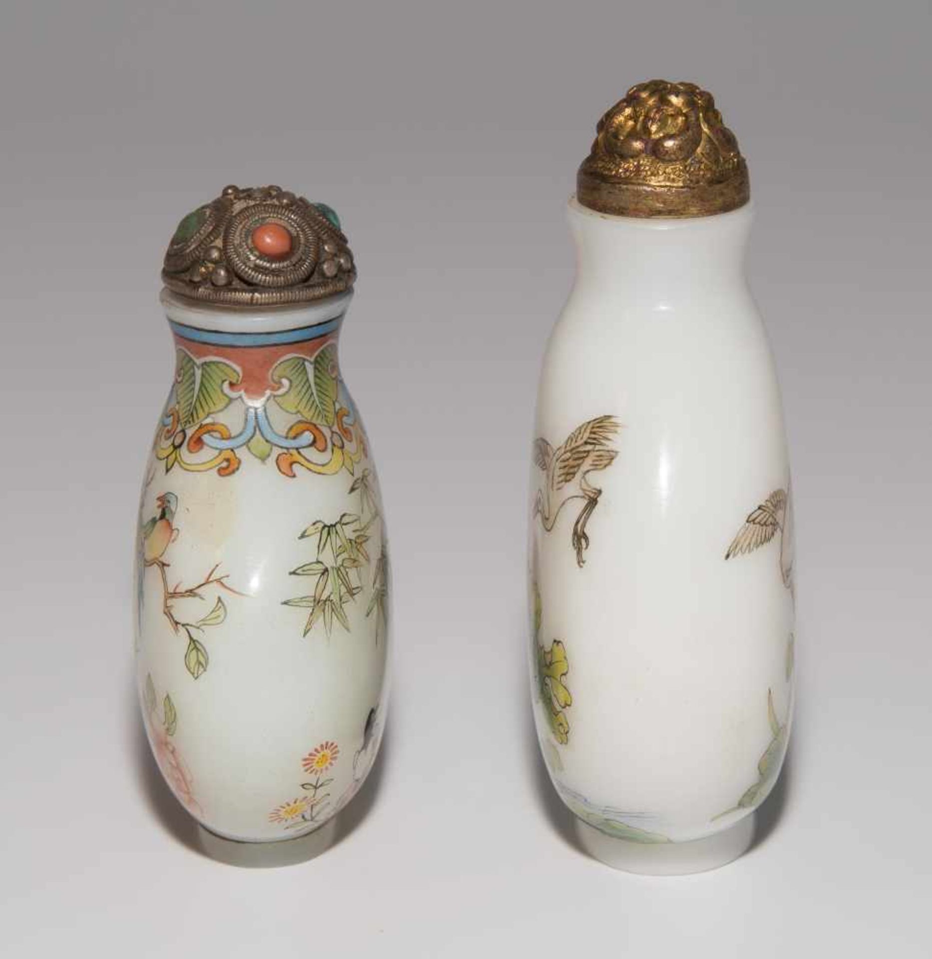 2 Snuff BottlesChina. Milchglas, polychrom bemalt mit Blumen-/Vogeldekor. Je mit blauer Qianlong- - Image 5 of 8