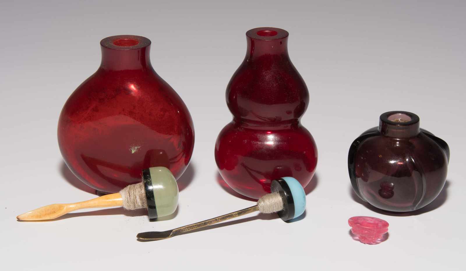 6 Glas Snuff BottlesChina. Rotes bis auberginenfarbenes, transparentes Glas. Verschiedene Formen. - Image 7 of 15