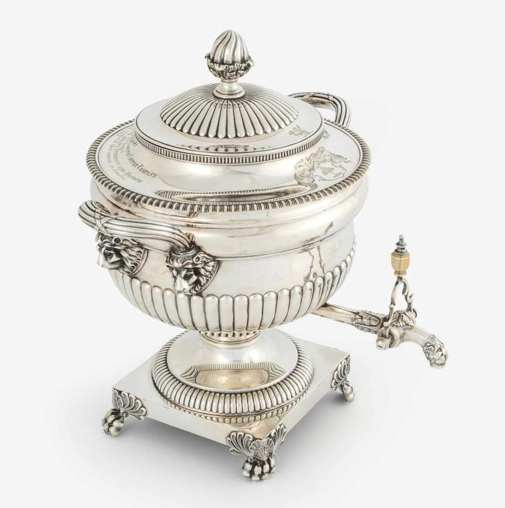 Grosser WasserbehälterLondon, 1817. Silber. Meistermarke WE. Quadratischer Sockel auf